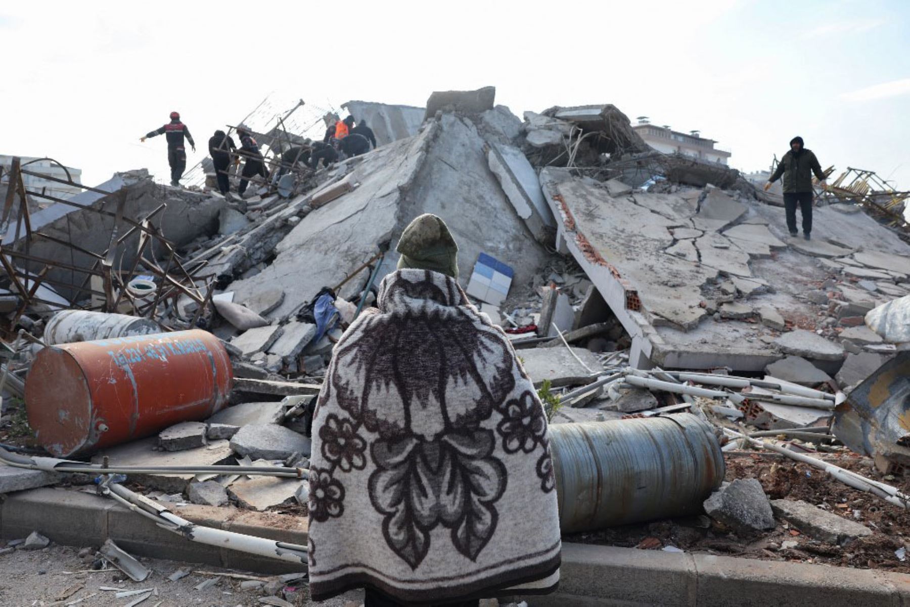 Rescatistas y civiles buscan sobrevivientes bajo los escombros de los edificios derrumbados en Kahramanmaras, cerca del epicentro del terremoto. Foto: AFP