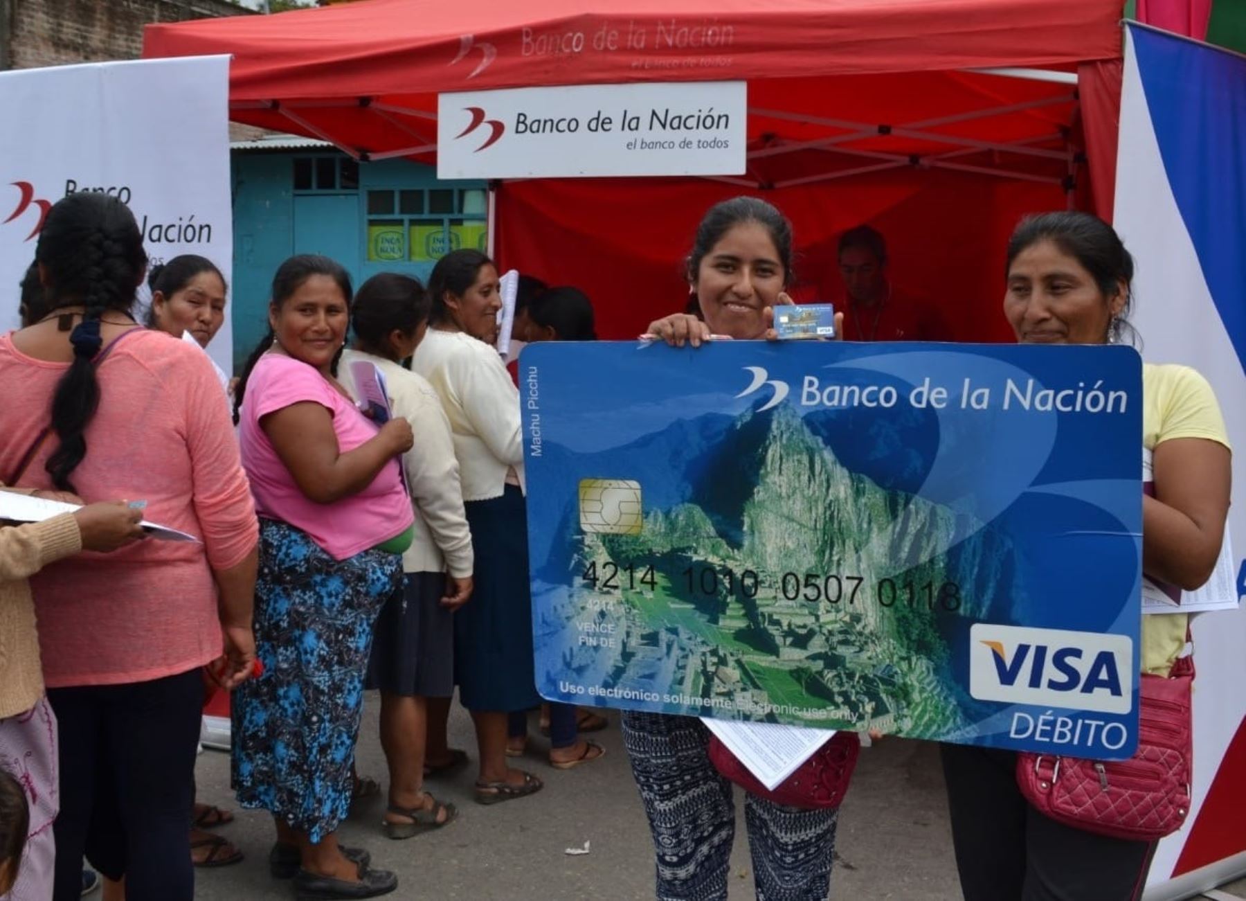Familias que viven en condiciones de pobreza y pobreza extrema de Puno fueron afiliadas al programa Juntos y recibieron su tarjeta MultiRed, a través de la cual recibirán su subvención económica.