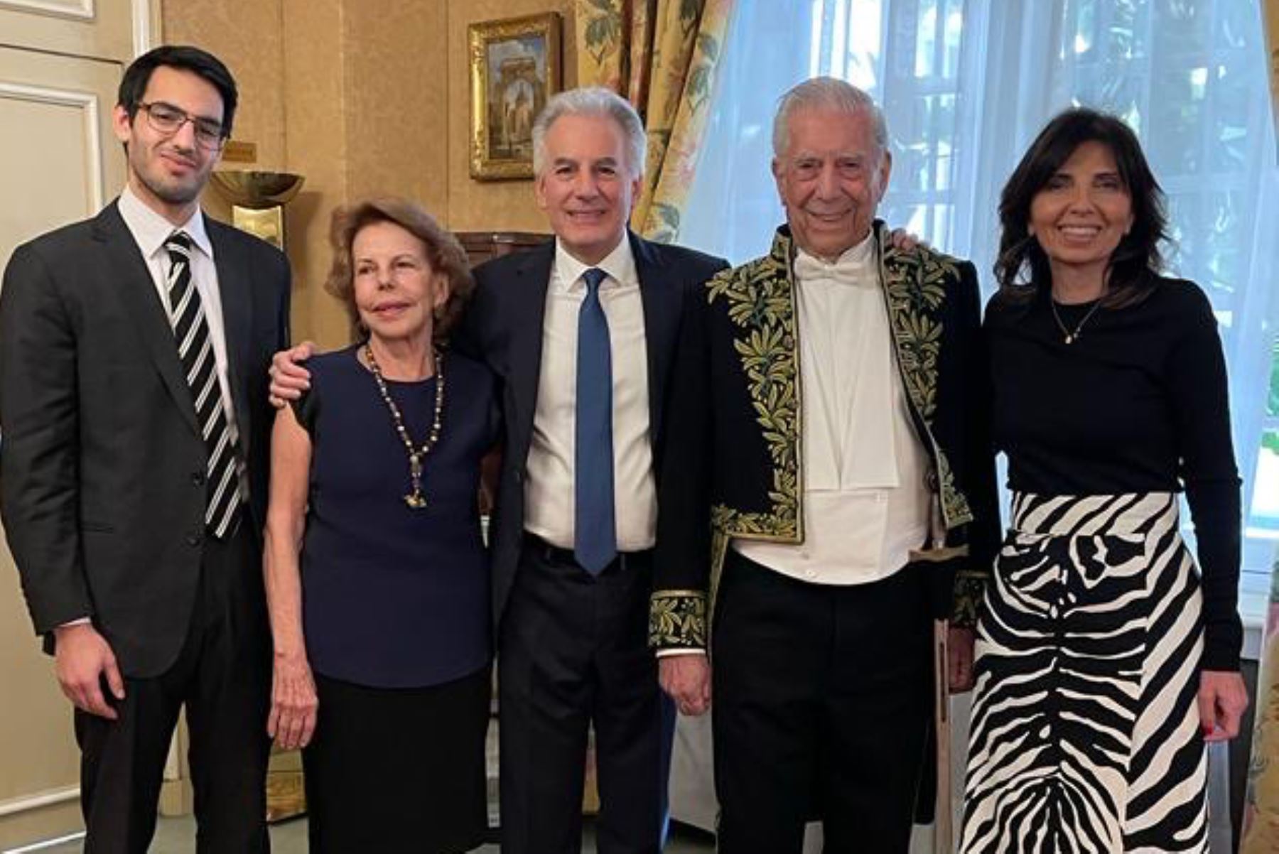 Mario Vargas Llosa al lado de su familia, momentos previos de su incorporación a la Academia Francesa. Foto:@morganavll