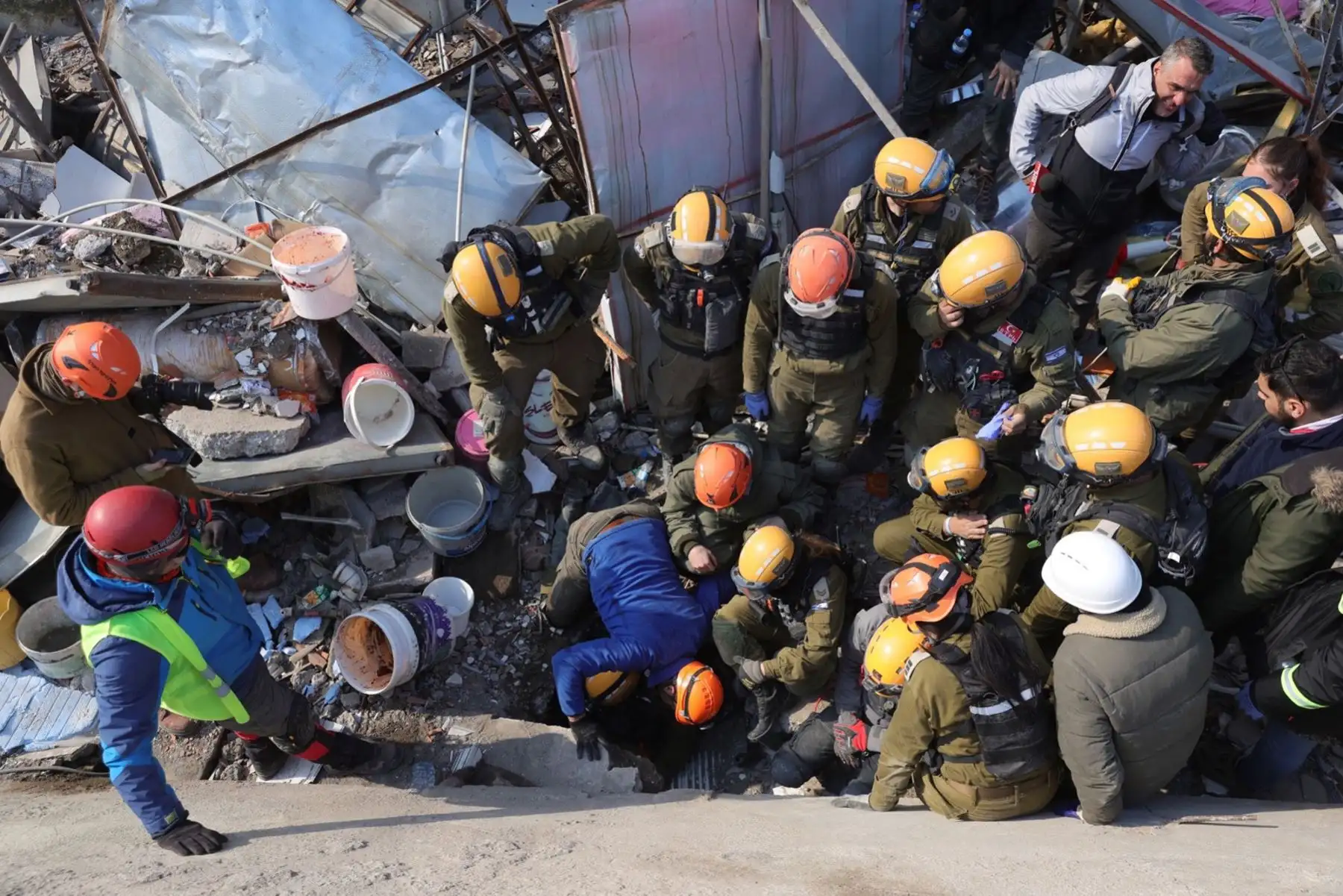 Equipos de rescate buscan entre los escombros de un edificio derrumbado en la ciudad de Kahramanmaras, sureste de Turquía. Foto: EFE