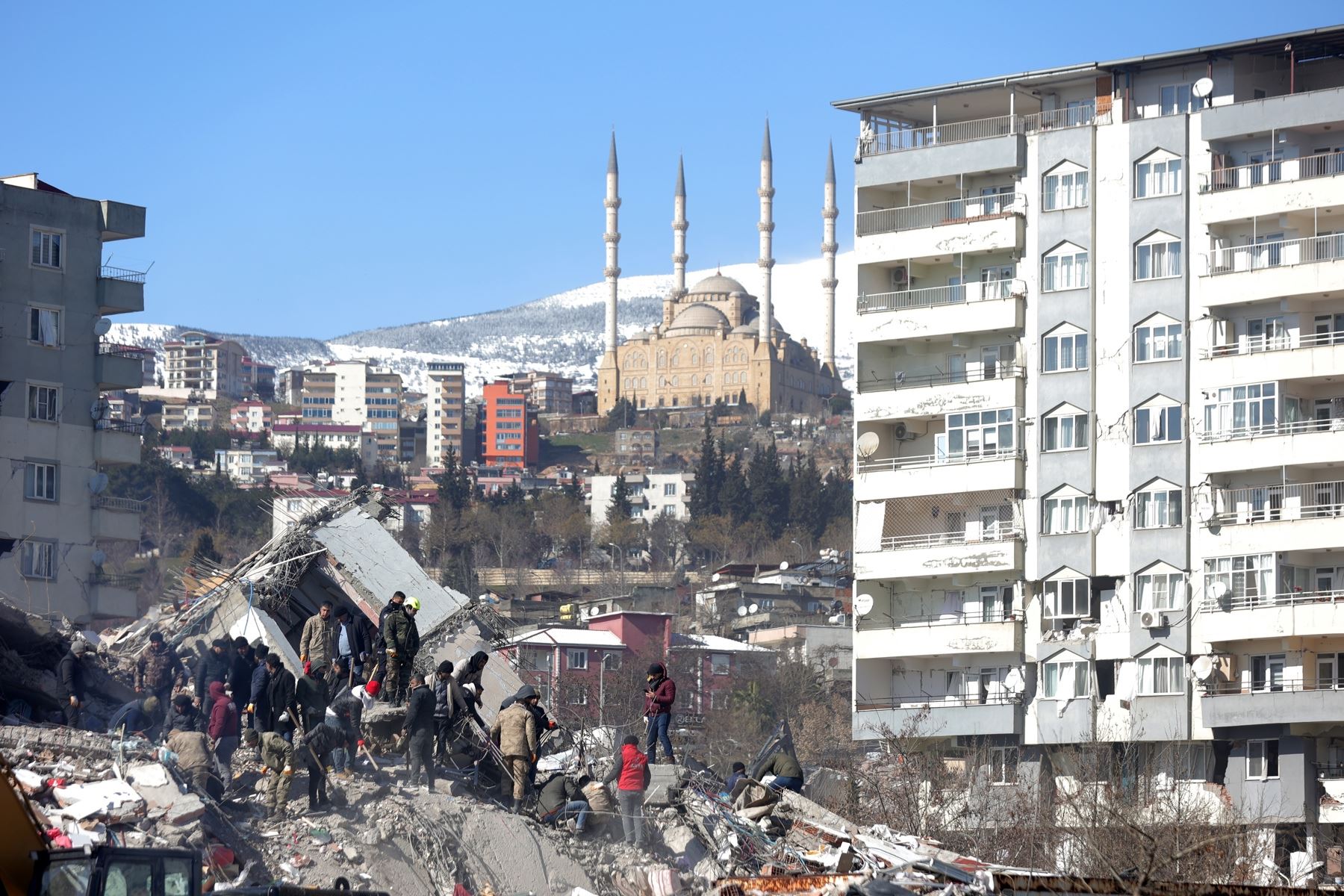 Equipos de rescate buscan entre los escombros de un edificio derrumbado en la ciudad de Kahramanmaras, sureste de Turquía. Foto: EFE