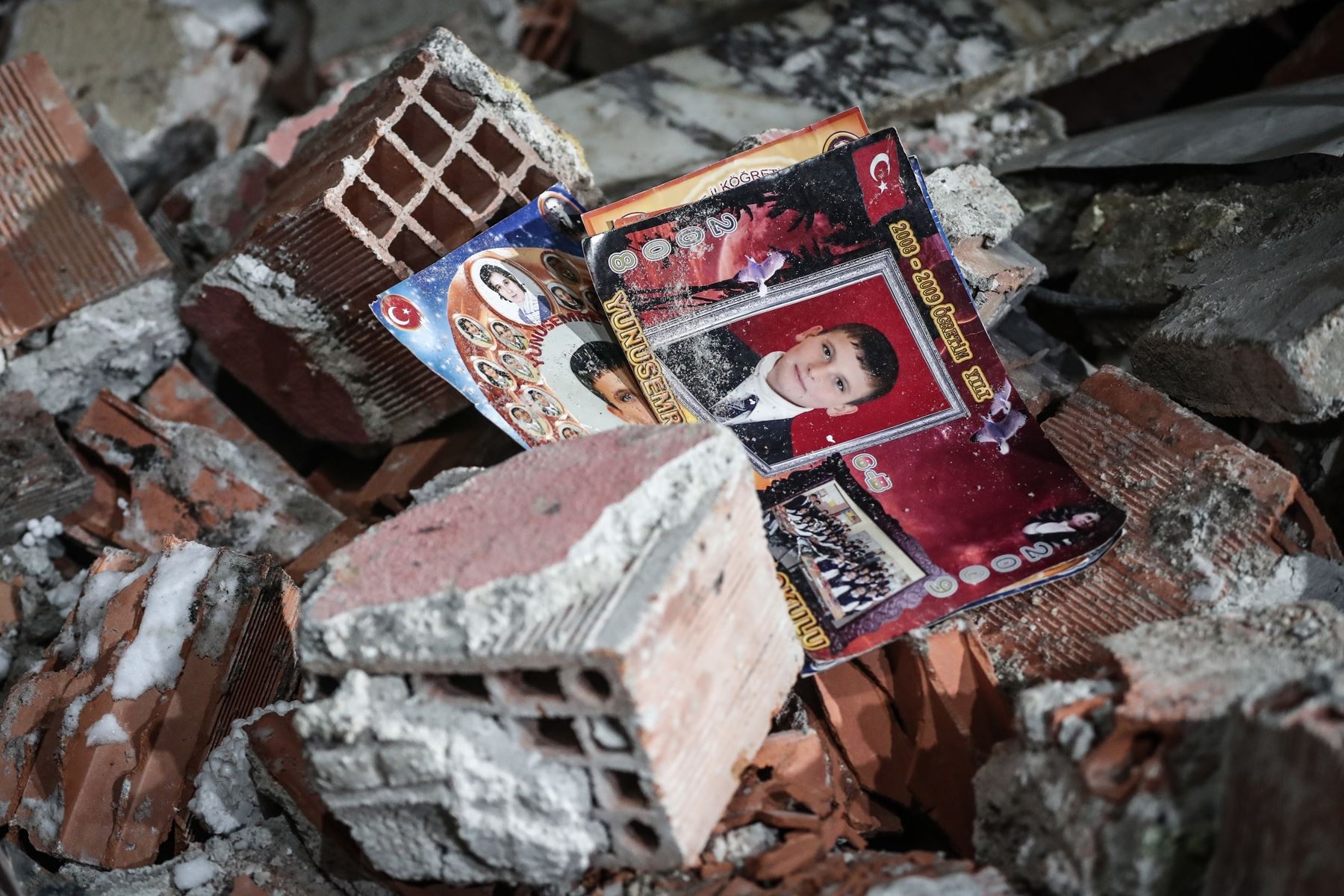 Una foto de la escuela entre los escombros de un edificio derrumbado tras un poderoso terremoto en el distrito de Elbistan de Kahramanmaras, sureste de Turquía. Foto: EFE