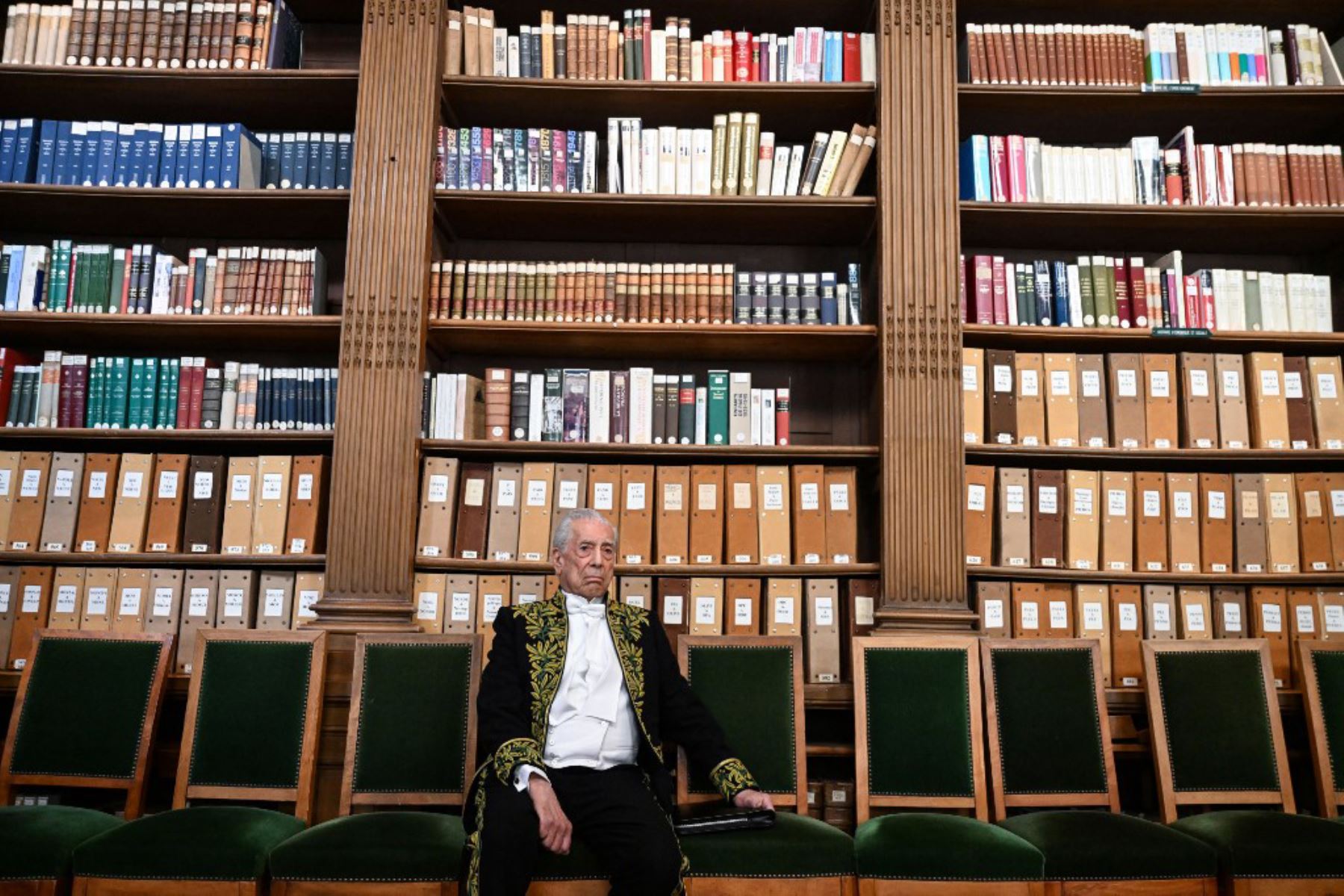 El escritor peruano y ganador del premio Nobel de literatura Mario Vargas Llosa posa para una fotografía antes de su inducción a la Académie Francaise (Academia Francesa), en París. Foto: AFP