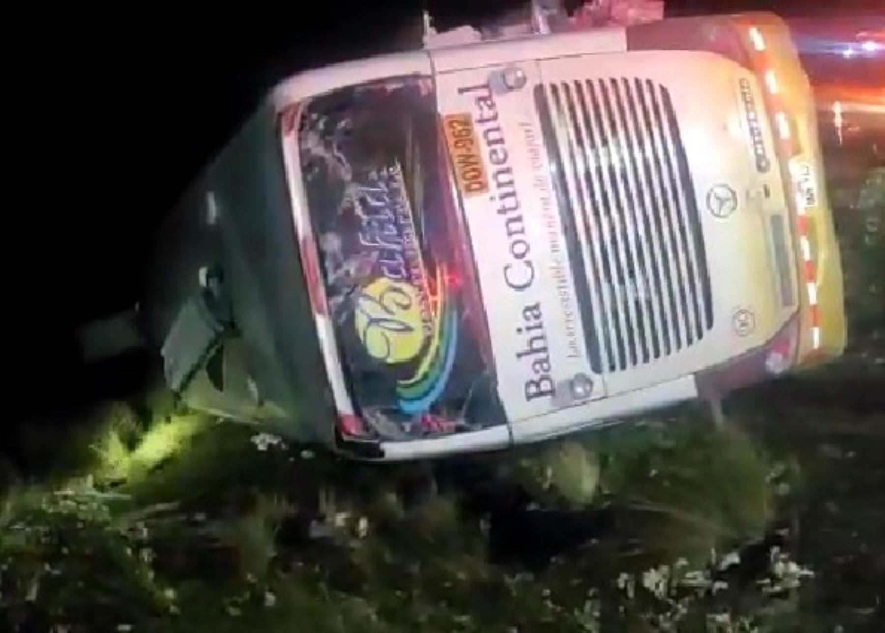 El bus interprovincial de la empresa Bahía Continental sufrió un despiste y vuelco en la carretera Central, cerca del Santuario Histórico Chacamarca, en Junín. El accidente dejó un muerto y 28 heridos. ANDINA/Difusión