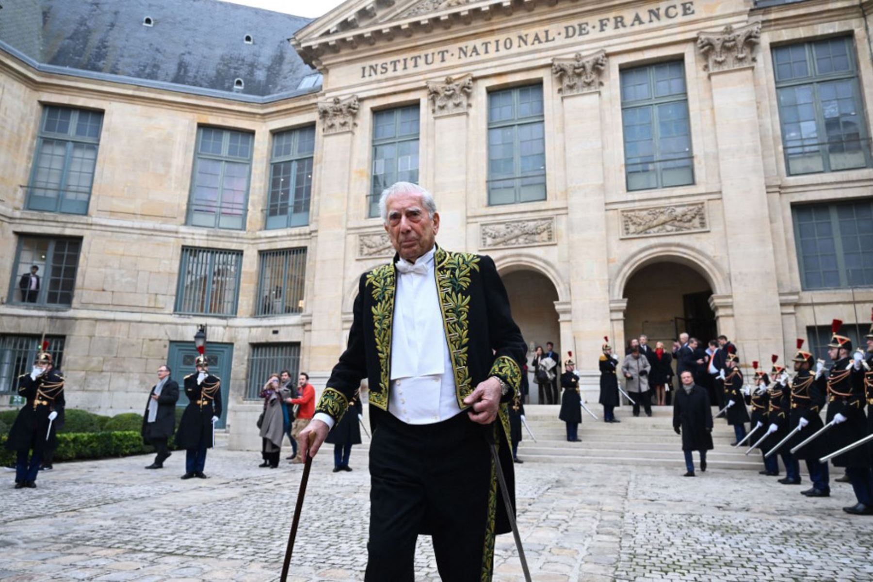 El escritor peruano y ganador del premio Nobel de literatura Mario Vargas Llosa se va después de la ceremonia de incorporación a la Académie Francaise (Academia Francesa), en París. Foto: AFP