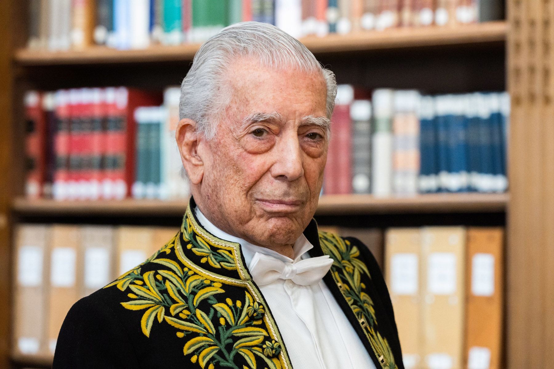 El escritor peruano-español Mario Vargas Llosa posa para fotografías en la biblioteca de la Academia Francesa (Academie Francaise) en París, Francia. Foto: EFE