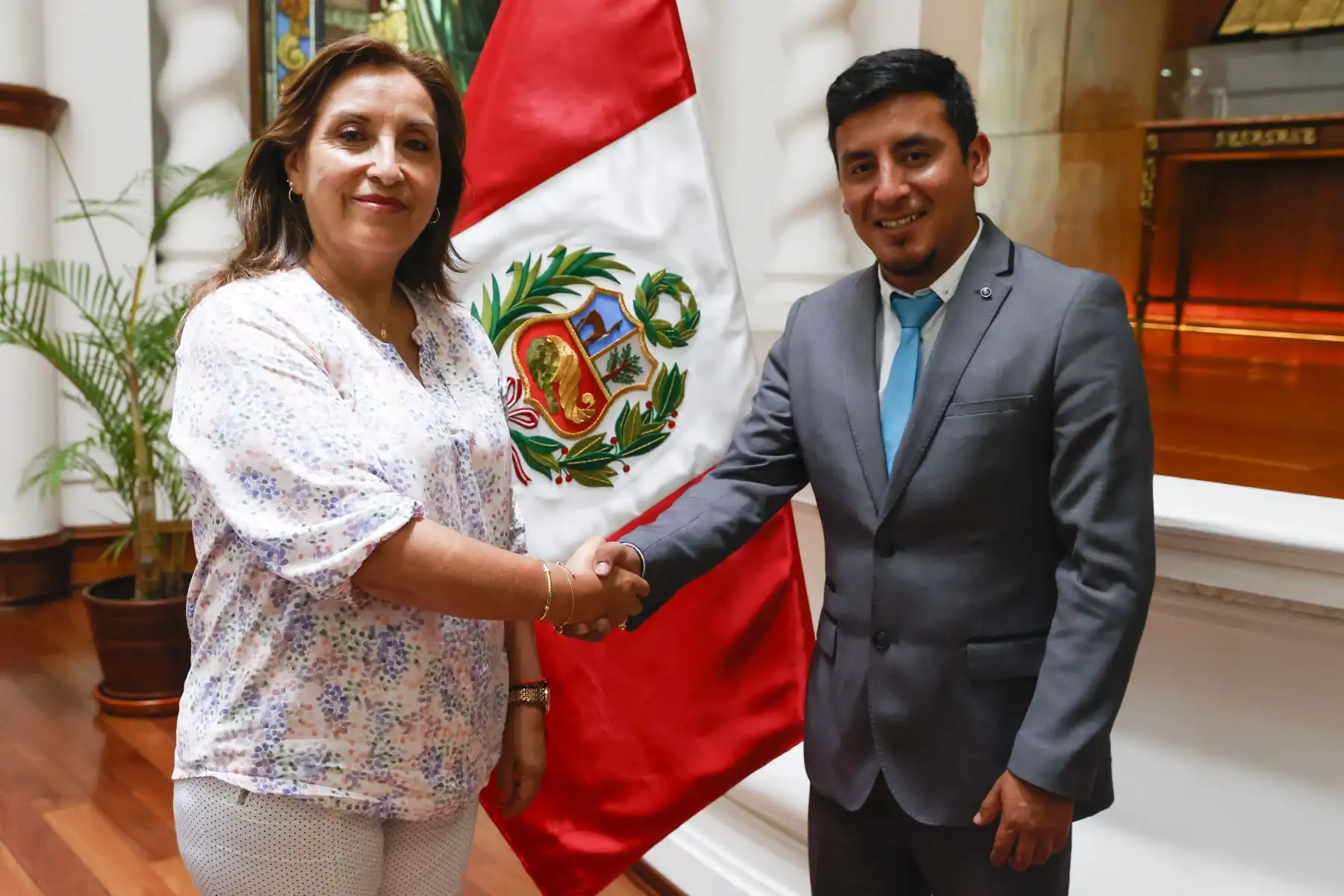 Presidenta Dina Boluarte sostuvo reunión con el alcalde distrital de Machu Picchu. Foto: ANDINA/ Prensa Presidencia