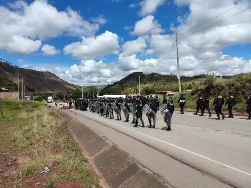 Un fuerte contingente policial logró liberar la carretera Cusco-Abancay, en el distrito de Poroy, luego que manifestantes bloquearán con piedras dicha vía. ANDINA/Difusión