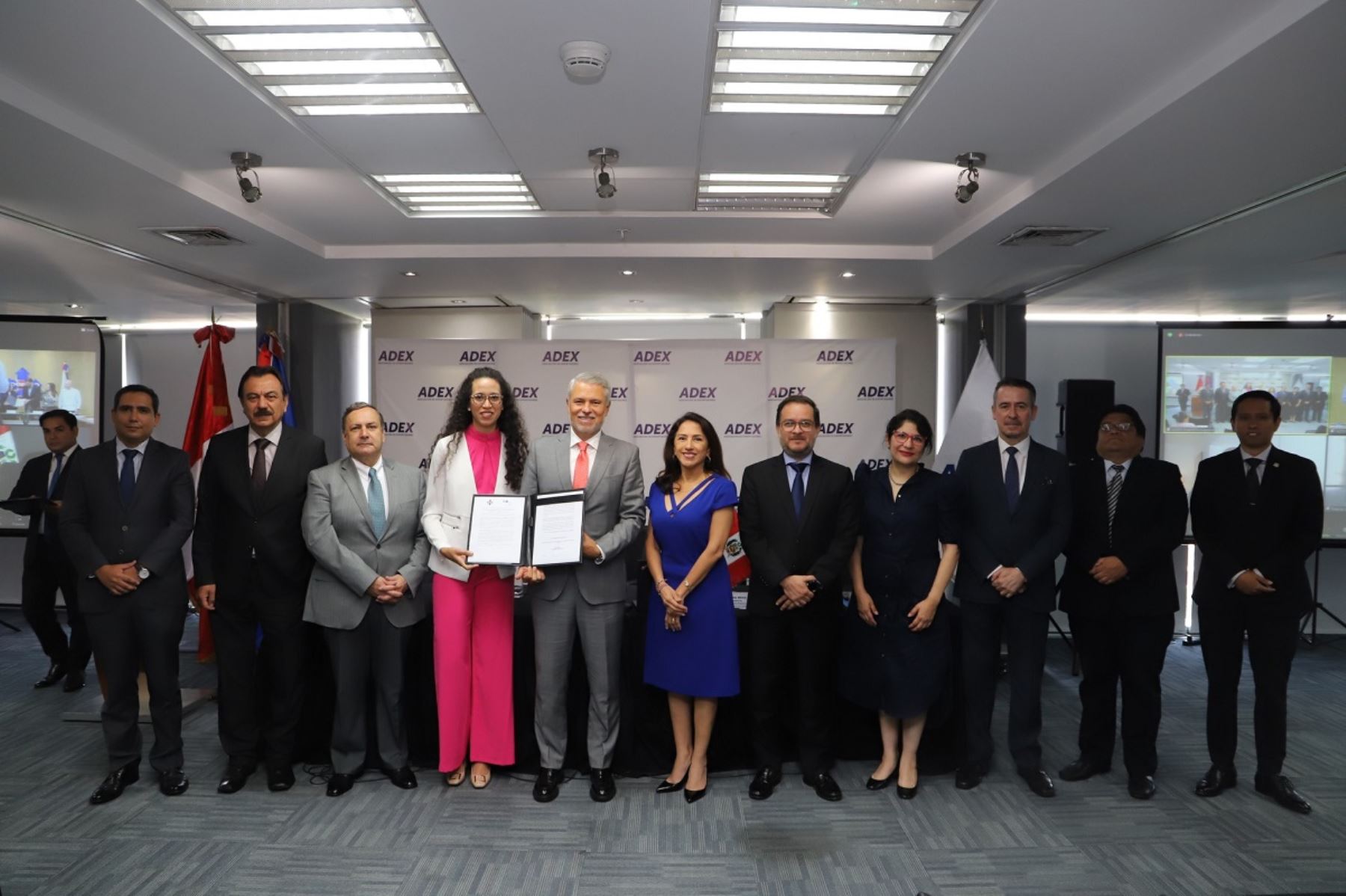 Firma del convenio entre Adex y Adoexpo para impulsar el comercio bilateral entre Perú y República Dominicana. Foto: Cortesía.