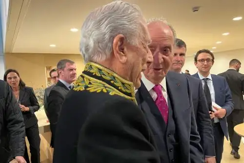 El nobel Mario Vargas Llosa y el rey emérito Juan Carlos. Foto: Twitter @AlvaroVargasLl