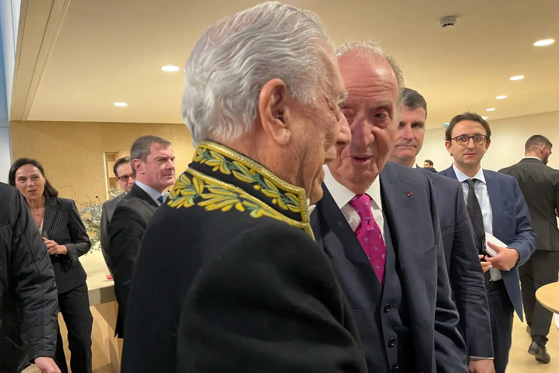 El nobel Mario Vargas Llosa y el rey emérito Juan Carlos. Foto: Twitter @AlvaroVargasLl