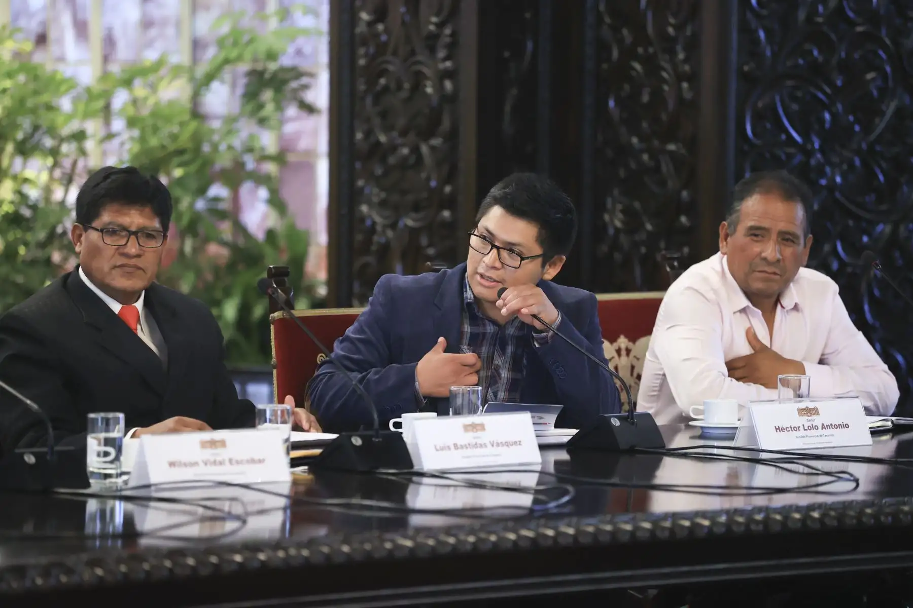 En reuniones sostenidas hoy con más de 30 alcaldes provinciales y distritales de las regiones Junín y Huancavelica, la presidenta Dina Boluarte expresó el compromiso del Gobierno de trabajar articuladamente para la ejecución de sus proyectos en ámbitos como saneamiento básico, educación, salud y agricultura.

Foto:ANDINA/Presidencia Perú