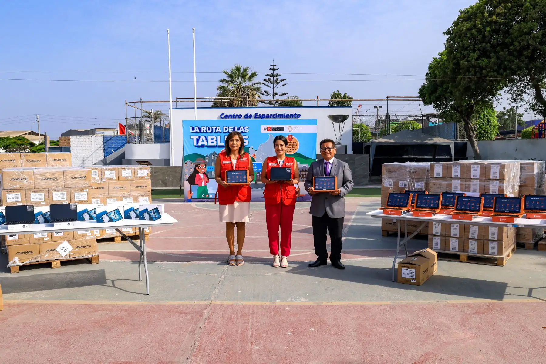 La ministra de Transportes y Comunicaciones, Paola Lazarte, supervisó el envío de 46 367 tablets a cinco regiones del país con el objetivo de contribuir con la conectividad y reducción de la brecha digital en las zonas rurales y de preferente interés social.

Foto:ANDINA/MTC