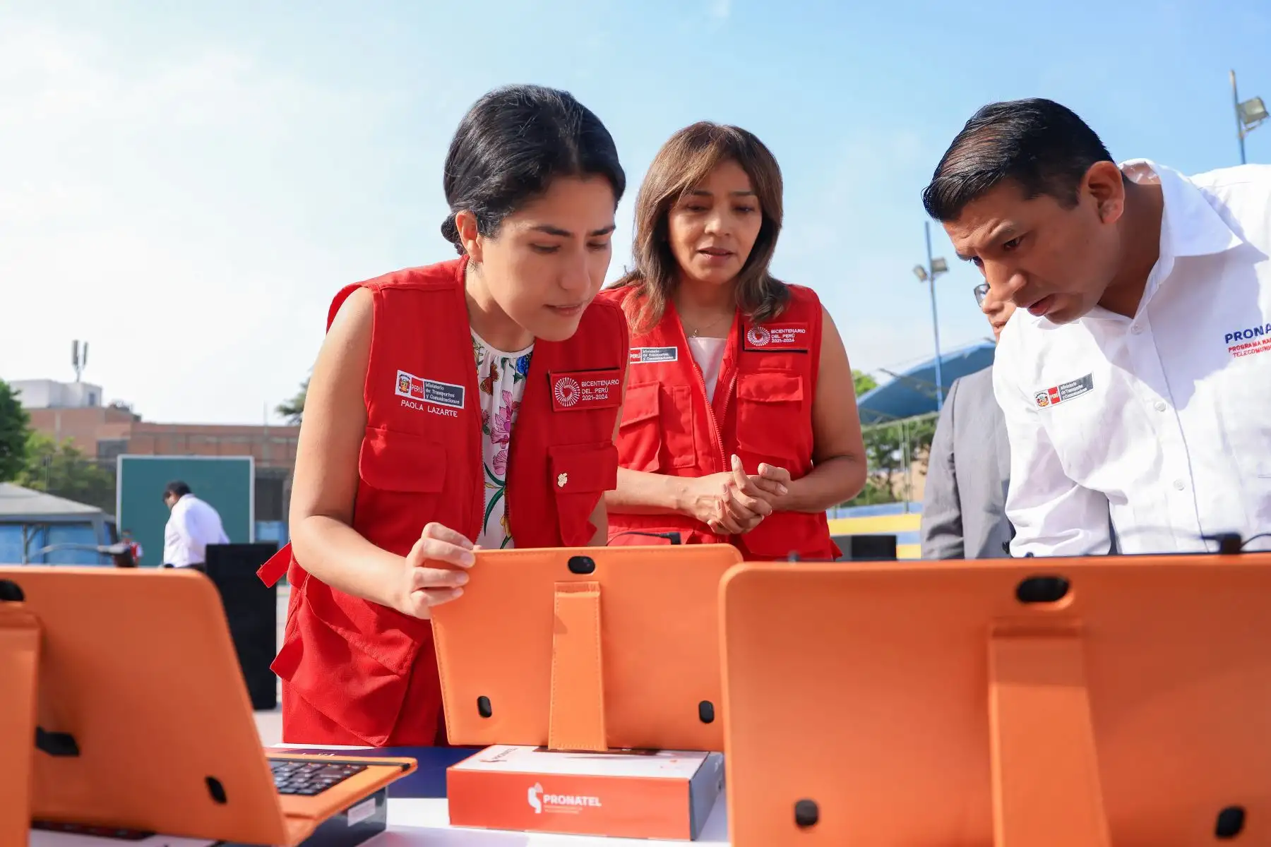 La ministra de Transportes y Comunicaciones, Paola Lazarte, supervisó el envío de 46 367 tablets a cinco regiones del país con el objetivo de contribuir con la conectividad y reducción de la brecha digital en las zonas rurales y de preferente interés social.

Foto:ANDINA/MTC