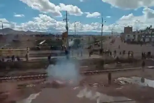 Los manifestantes mantienen bloqueadas las carreteras Juliaca- Arequipa, Juliaca -Cusco, carretera Interoceánica Juliaca -Puerto Maldonado y Puno- Desaguadero.