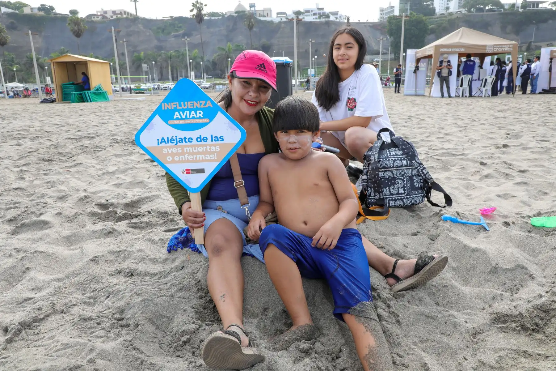 En la playa Agua Dulce, el Minsa en coordinación con la Municipalidad de Chorrillos, realizó la campaña “Influenza Aviar: juntos podemos prevenirla”, donde se recomendó a los veraneantes no tener contacto con aves o mamíferos marinos y tener hábitos de aseo personal luego de ir a la playa.

Foto:ANDINA/MINSA