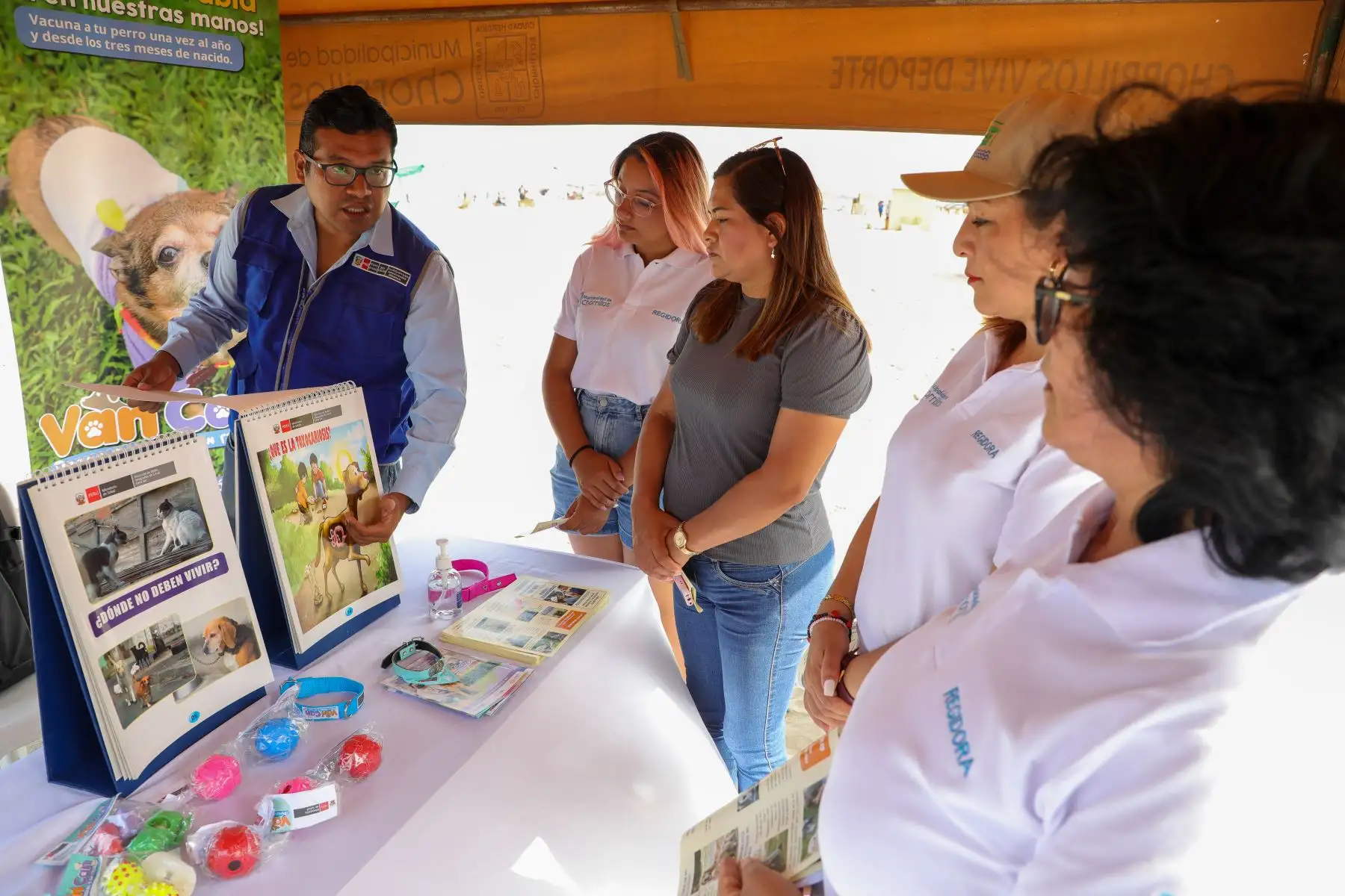 En la playa Agua Dulce, el Minsa en coordinación con la Municipalidad de Chorrillos, realizó la campaña “Influenza Aviar: juntos podemos prevenirla”, donde se recomendó a los veraneantes no tener contacto con aves o mamíferos marinos y tener hábitos de aseo personal luego de ir a la playa.

Foto:ANDINA/MINSA