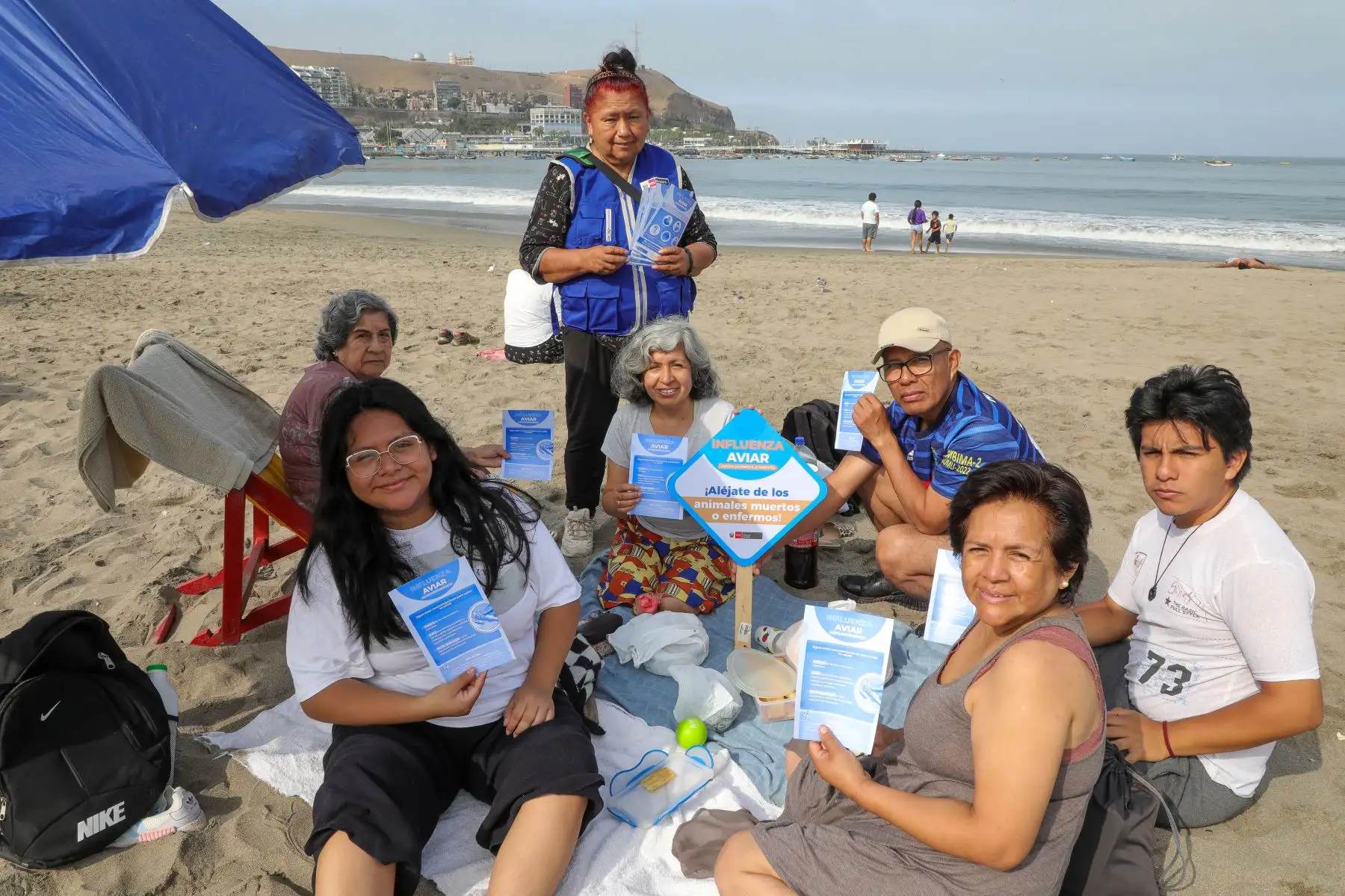 En la playa Agua Dulce, el Minsa en coordinación con la Municipalidad de Chorrillos, realizó la campaña “Influenza Aviar: juntos podemos prevenirla”, donde se recomendó a los veraneantes no tener contacto con aves o mamíferos marinos y tener hábitos de aseo personal luego de ir a la playa.

Foto:ANDINA/MINSA