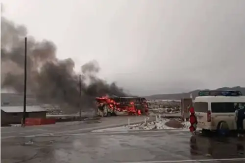 Los pasajeros lograron bajar del bus y tuvieron que continuar el camino por sus propios medios. Foto: Difusión