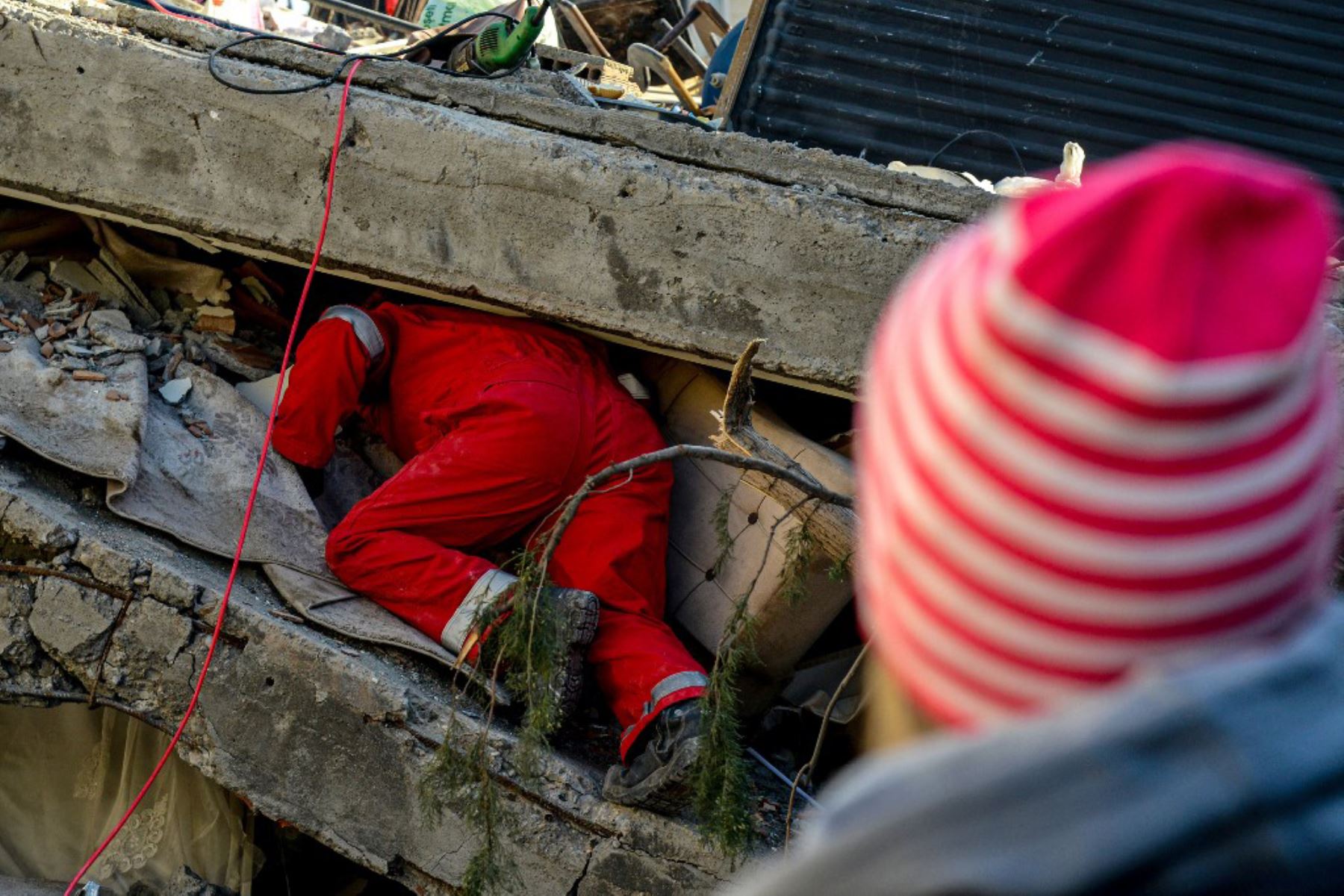 Rescatistas realizan operaciones de búsqueda entre los escombros de los edificios derrumbados en Kahramanmaras. Foto: AFP