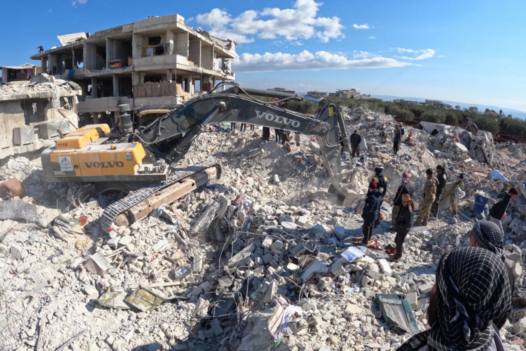 Rescatistas realizan operaciones de búsqueda entre los escombros de los edificios derrumbados en Kahramanmaras. Foto: AFP