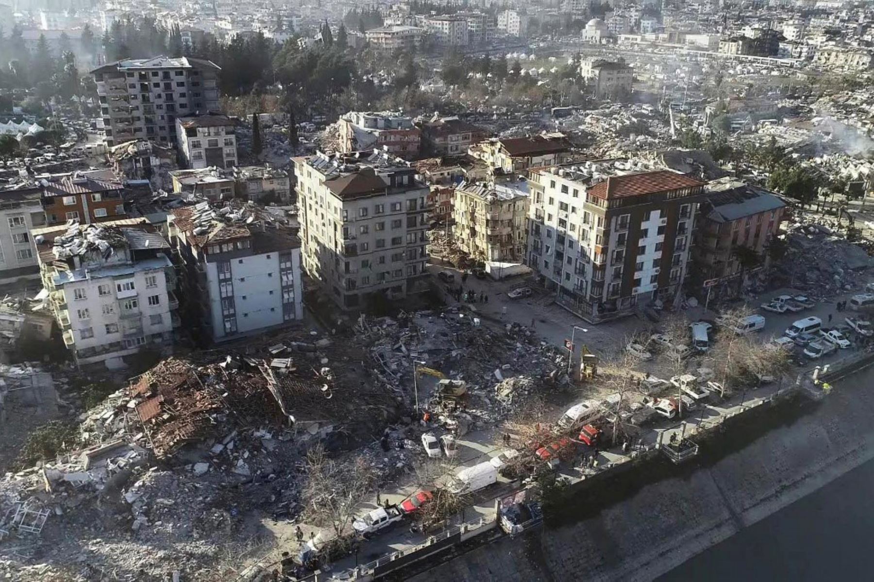 Esta vista aérea muestra un edificio derrumbado durante las búsquedas de rescate en curso en Hatay, sureste de Turquía. Foto: AFP
