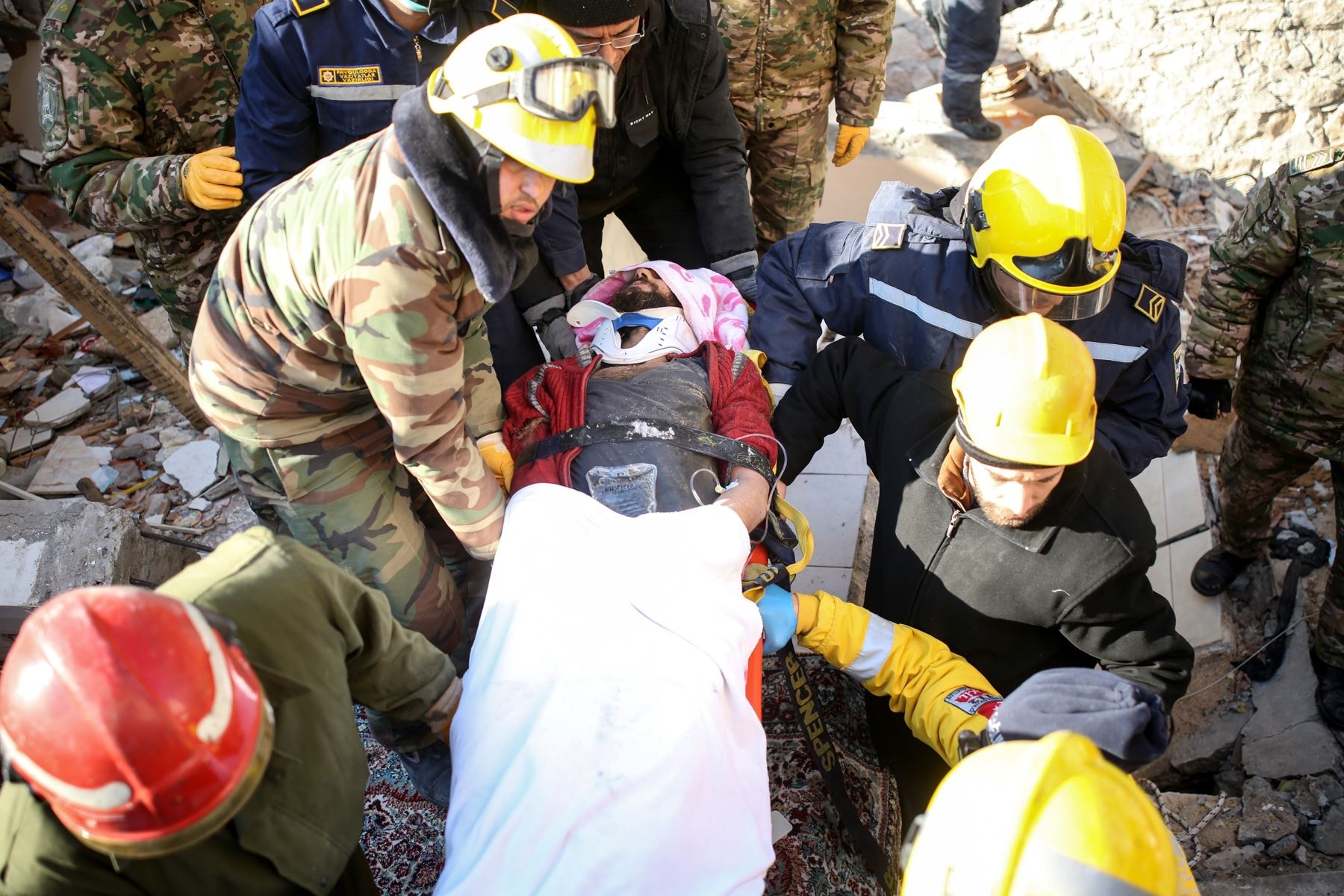 Aim Bayasli es rescatado de los escombros de un edificio derrumbado después de estar atrapado durante 107 horas tras un gran terremoto en el centro de la ciudad de Hatay, en el sureste de Turquía. Foto: EFE