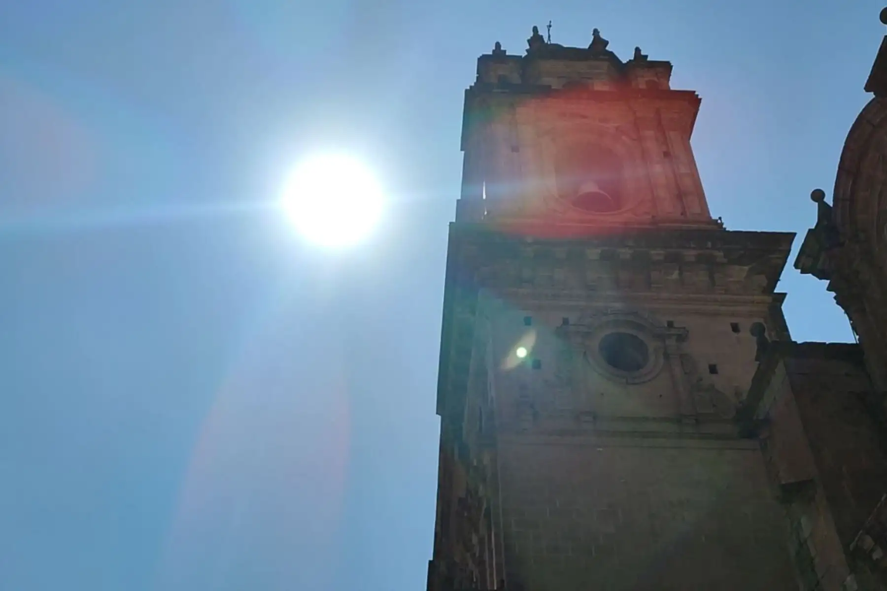 La radiación ultravioleta forma parte de los rayos solares, se emite en todas direcciones y es necesaria para la vida en nuestro planeta. Si bien no puede verse ni sentirse, cuando alcanza niveles elevados se convierte en una amenaza para la salud humana, provocando entre otros daños, el envejecimiento prematuro, daños a los ojos y, en casos más graves, el agresivo cáncer de piel.