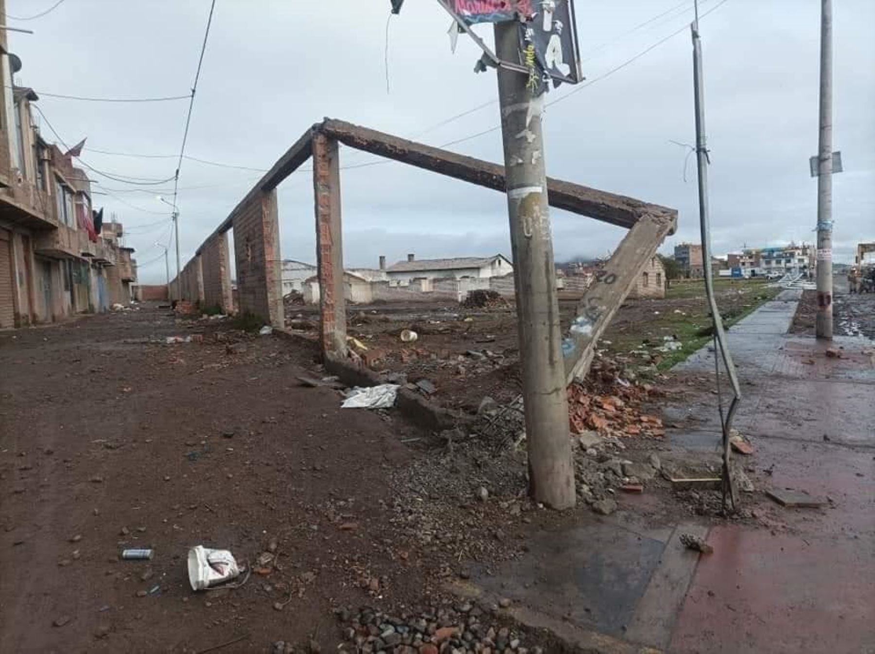 El muro perimétrico del aeropuerto de Juliaca fue totalmente destruido tras el violento ataque registrado ayer por manifestantes. Foto: ANDINA/difusión.
