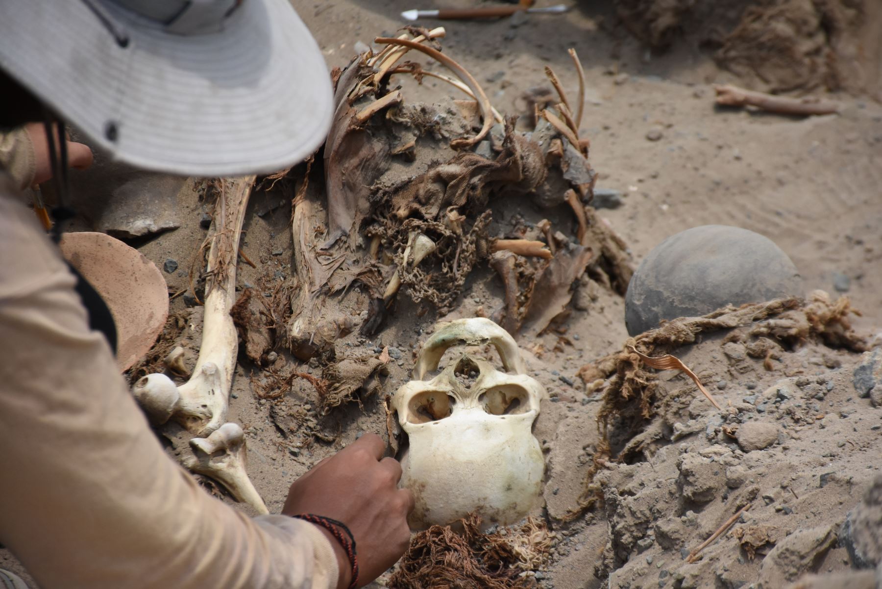 Arqueólogos de la Universidad Nacional Mayor de San Marcos hallaron dos restos humanos de 800 años de antigüedad en sitio arqueológico funerario Macatón, ubicado en la provincia de Huaral. ANDINA/Difusión