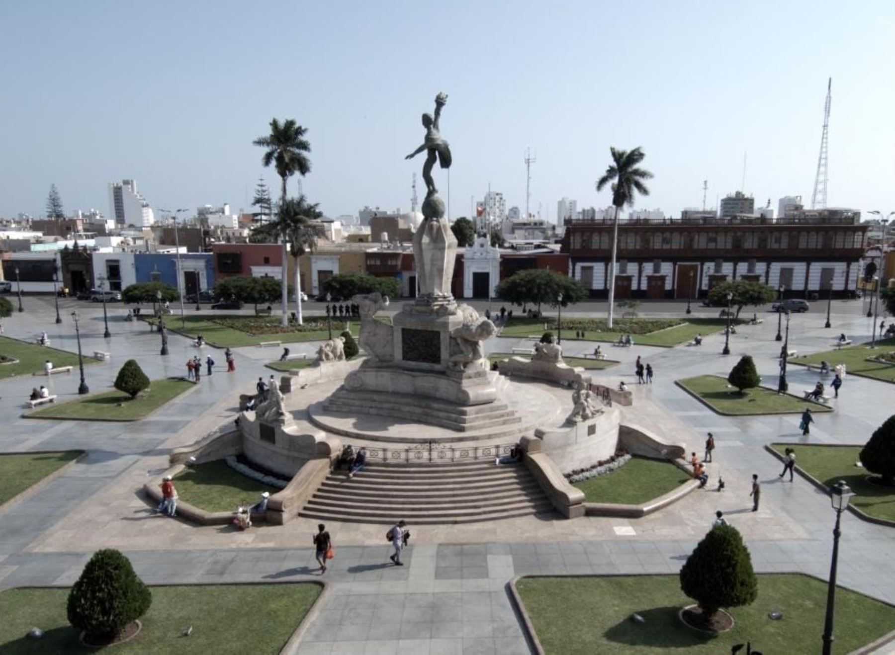 La municipalidad de Trujillo evalúa ampliar las veredas que circundan la plaza de Armas de la capital de La Libertad, para dar un mayor espacio a los peatones e incentivar el turismo.