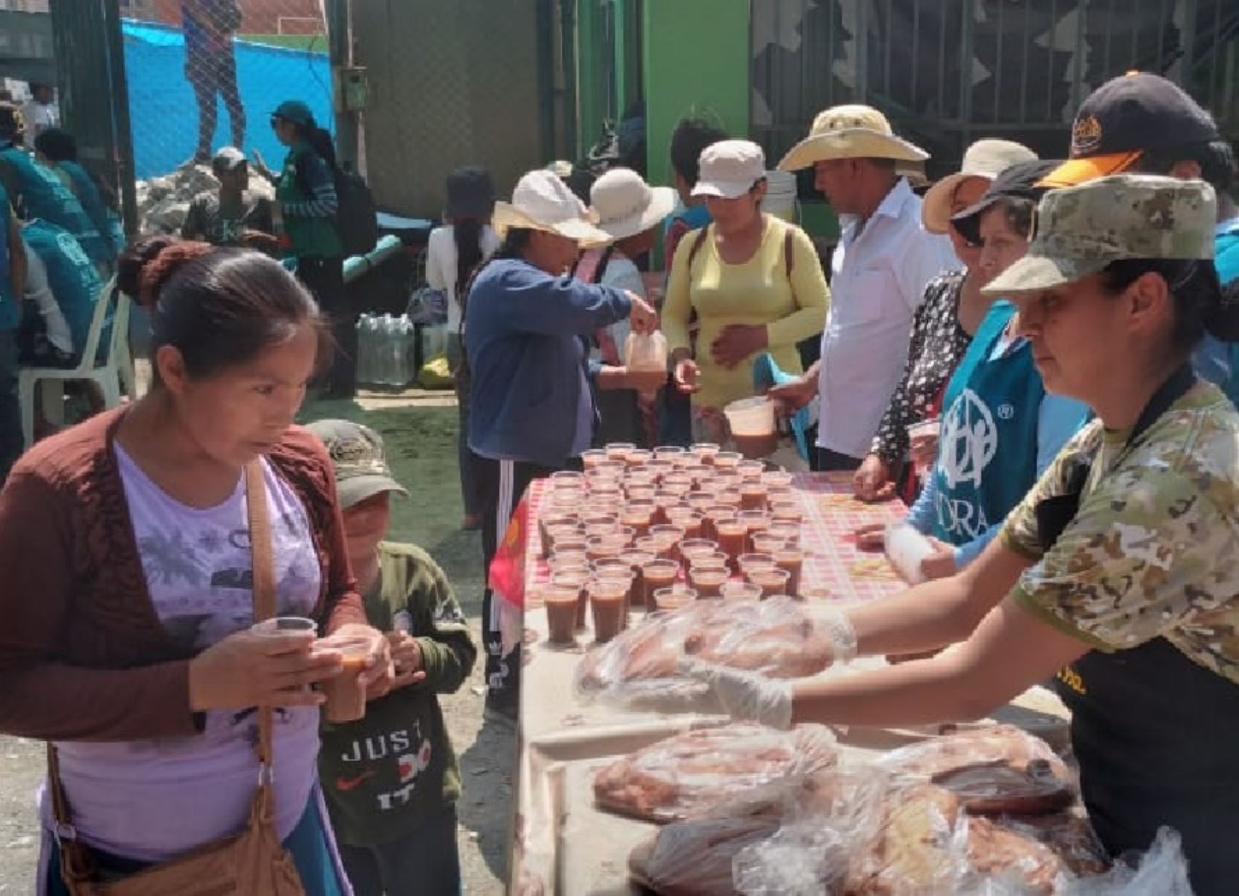 Vecinos de Secocha y otros centros poblados del distrito de Mariano Nicolás Valcárcel, en Arequipa, damnificados por huaicos recibieron ayuda de parte del Ejército del Perú. Foto: ANDINA/difusión.