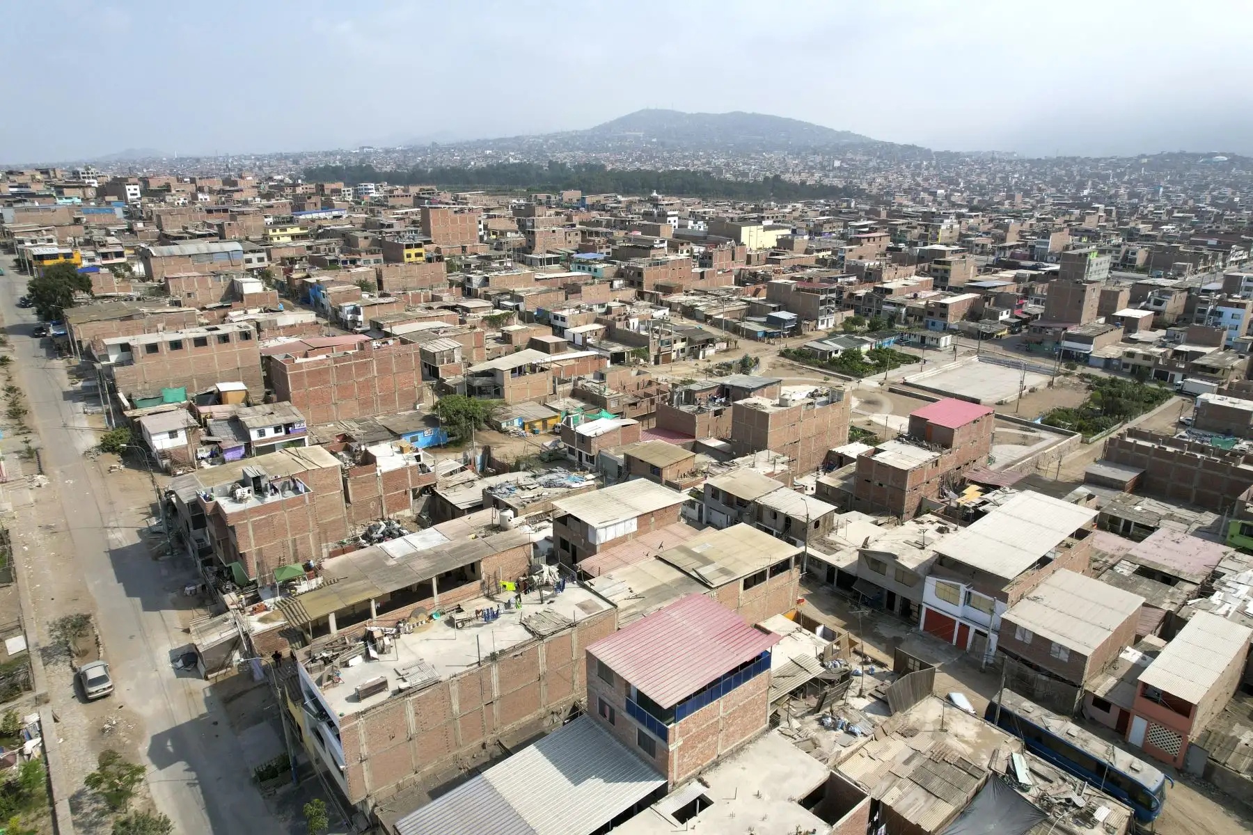 Las construcciones en Lima tienen mayor o menor vulnerabilidad ante los sismos,debido al suelo donde se ubican, advirtió Carlos Zavala, director general del Centro Peruano Japonés de Investigaciones Sísmicas y Mitigación de Desastres (CISMID) de la Universidad Nacional de Ingeniería (UNI). 
Foto:ANDINA/Juan Carlos Guzmán Negrini
Foto:ANDINA/Juan Carlos Guzmán Negrini