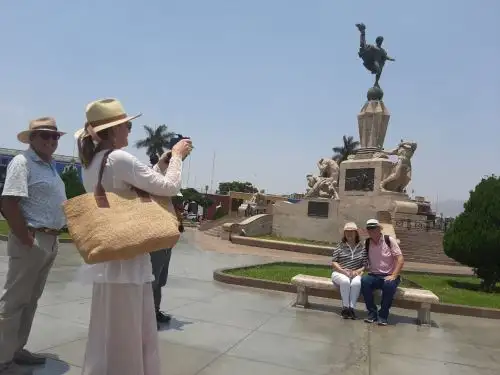 Alrededor de 800 turistas extranjeros llegaron esta mañana, a bordo de un crucero de lujo, a Trujillo y durante el tiempo que permanecieron en la capital de La Libertad, recorrieron los diversos atractivos de esta ciudad. Foto: Luis Puell Zapata.