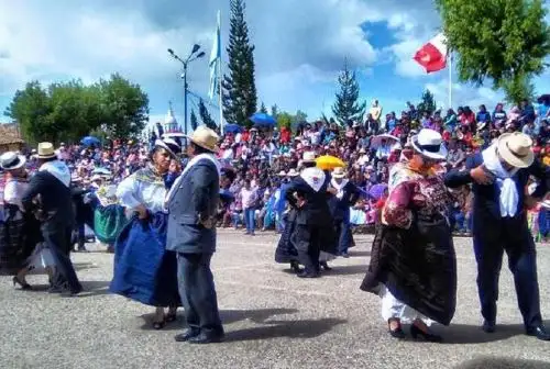La celebración de la Fiesta de Compadres y Comadres se desarrolla en el distrito de Paca, provincia de Jauja, donde los compadres y las comadres se dedican presentes mutuamente, provocando algarabía entre la población.