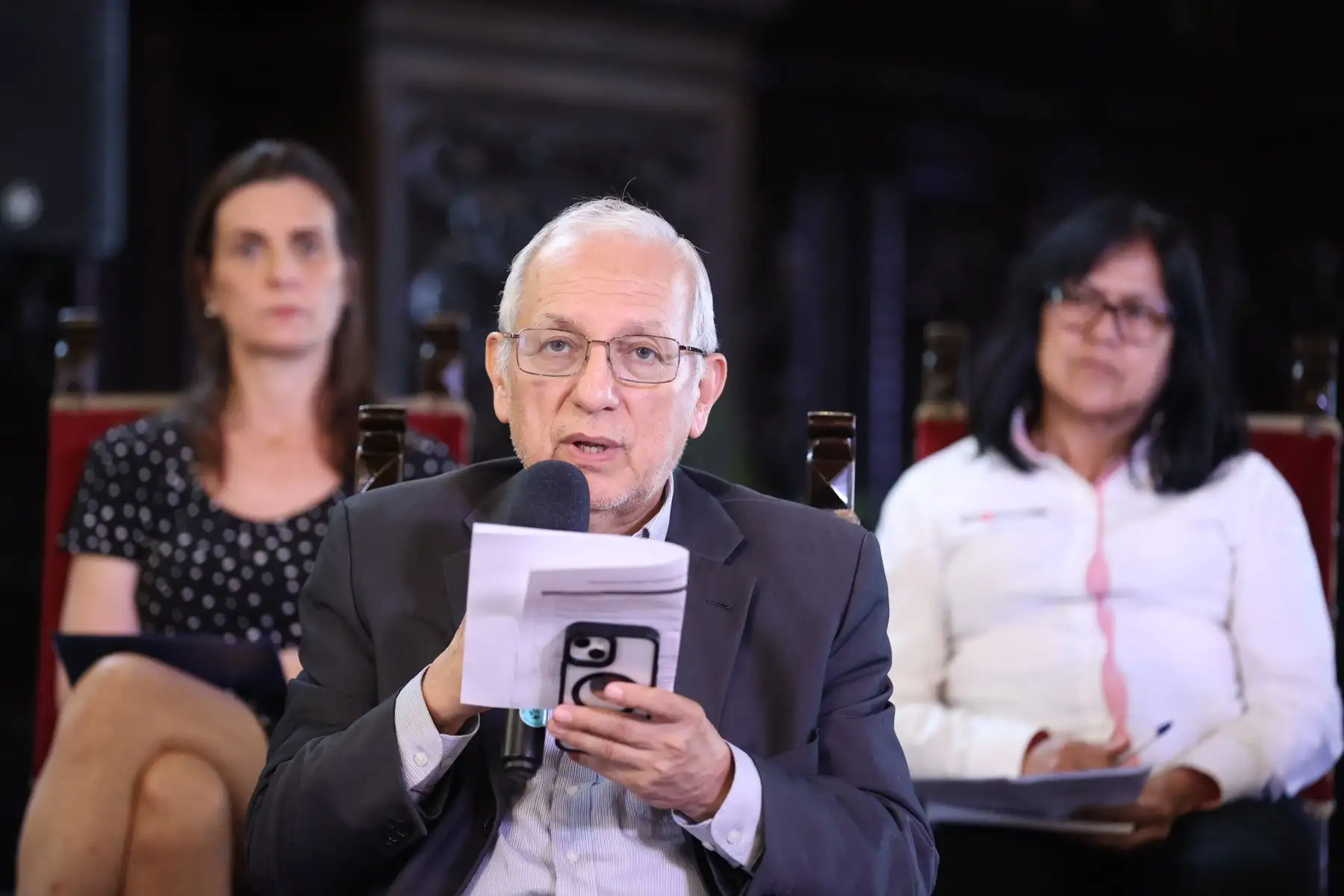 Intervención del Ministro de Educación, Óscar Becerra, durante la conferencia de prensa que brindó el gabinete de ministros para dar a dar a conocer los avances de gestión tras más de dos meses al frente del Poder Ejecutivo. 
Foto: ANDINA/PCM