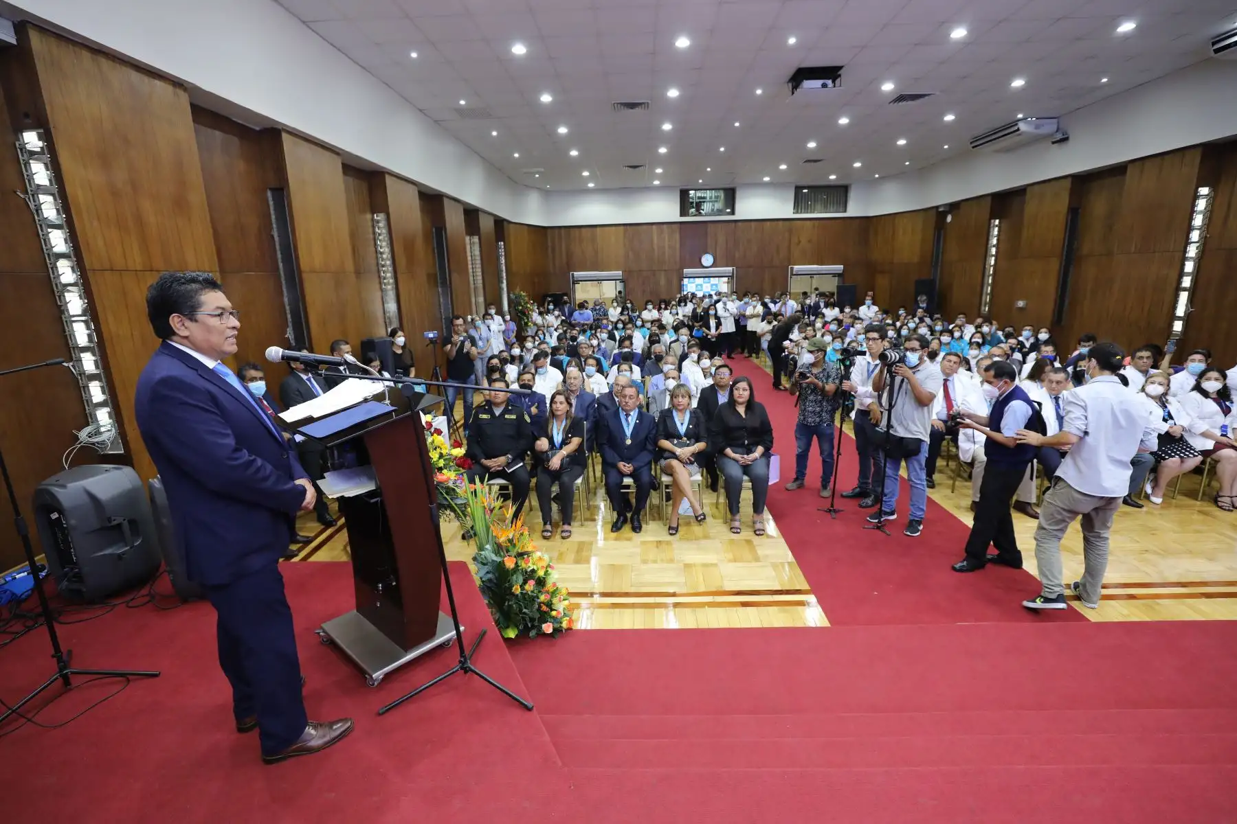 El presidente ejecutivo de EsSalud, Dr. Arturo Orellana Vicuña, saludó y agradeció el compromiso de los profesionales de la salud, técnicos y administrativo que forman parte de esta gran familia y reconoció a los pacientes cuya intervención quirúrgica ha sido considerada una proeza médica.
Foto:ANDINA/EsSalud