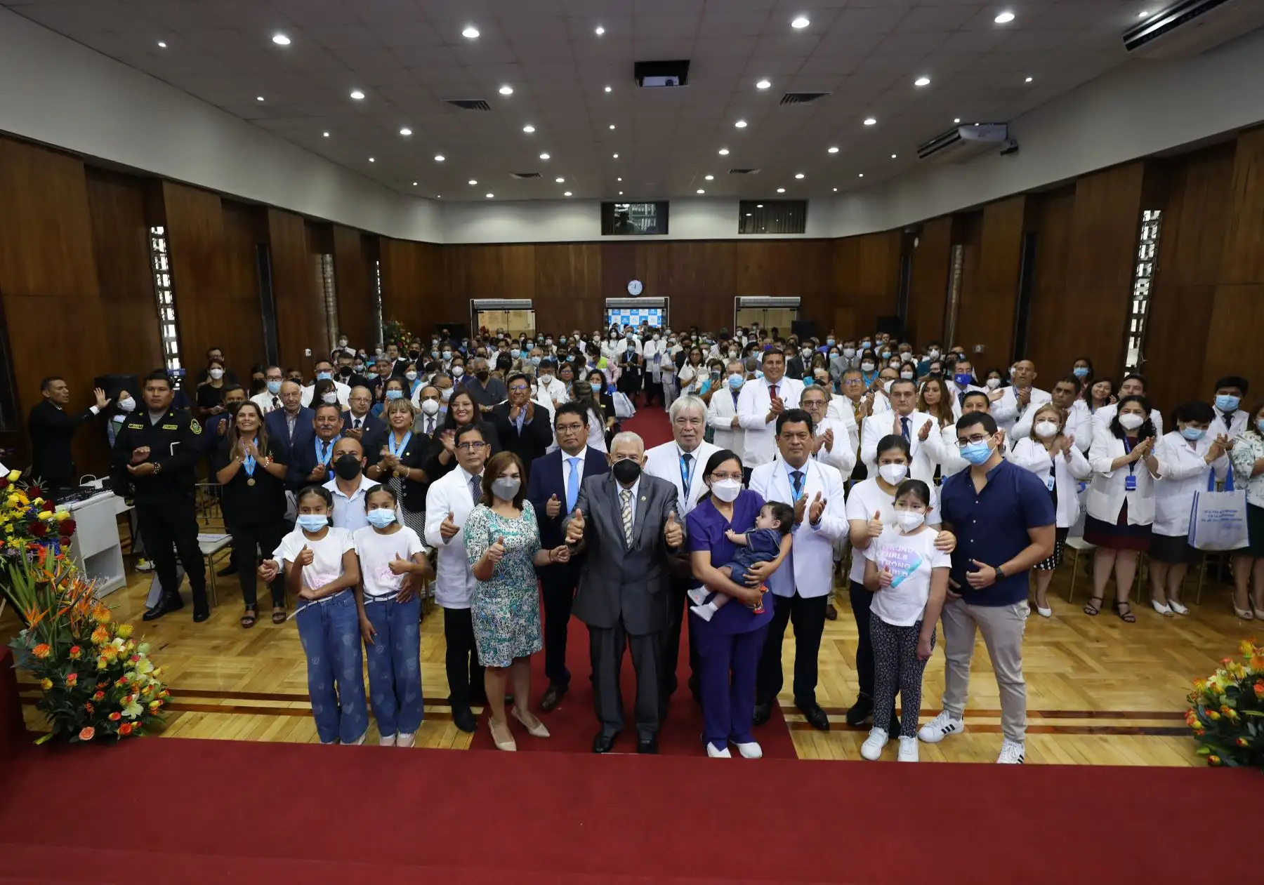 Al celebrar sus 82 años al servicio del Perú, el hospital Almenara invitó a algunos de los pacientes que, a lo largo de su historia, han recibido atención de primer nivel y han superado sus males gracias a intervenciones de alta complejidad únicas en el país.
Foto:ANDINA/EsSalud