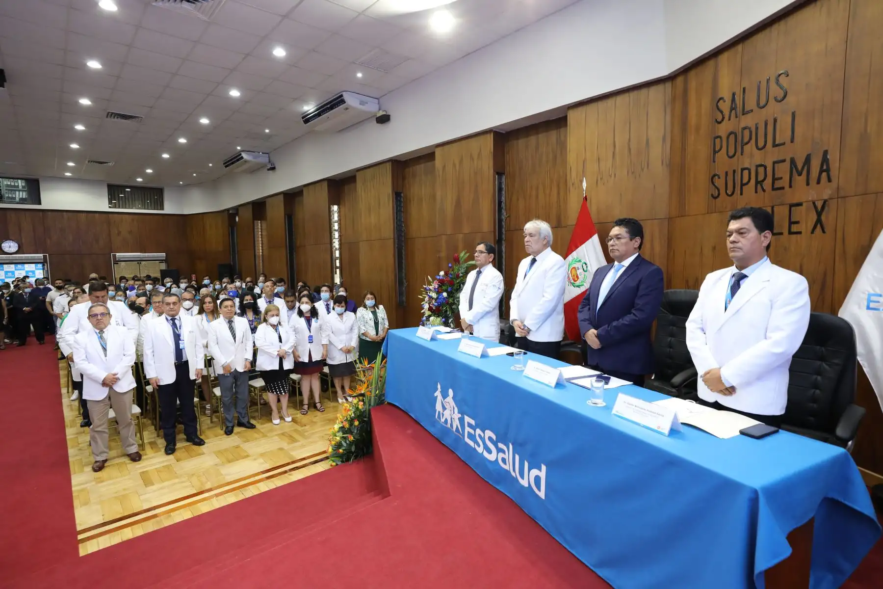 El presidente ejecutivo de EsSalud, Dr. Arturo Orellana Vicuña, saludó y agradeció el compromiso de los profesionales de la salud, técnicos y administrativo que forman parte de esta gran familia y reconoció a los pacientes cuya intervención quirúrgica ha sido considerada una proeza médica.
Foto:ANDINA/EsSalud