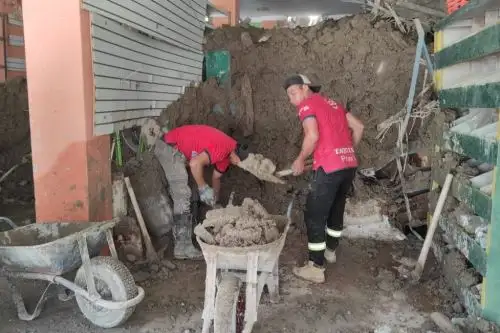 Con lampas y carretillas, los vecinos de Secocha y Misky II, en Arequipa, sacan el lodo y las piedras de sus viviendas. Foto: ANDINA/Difusión