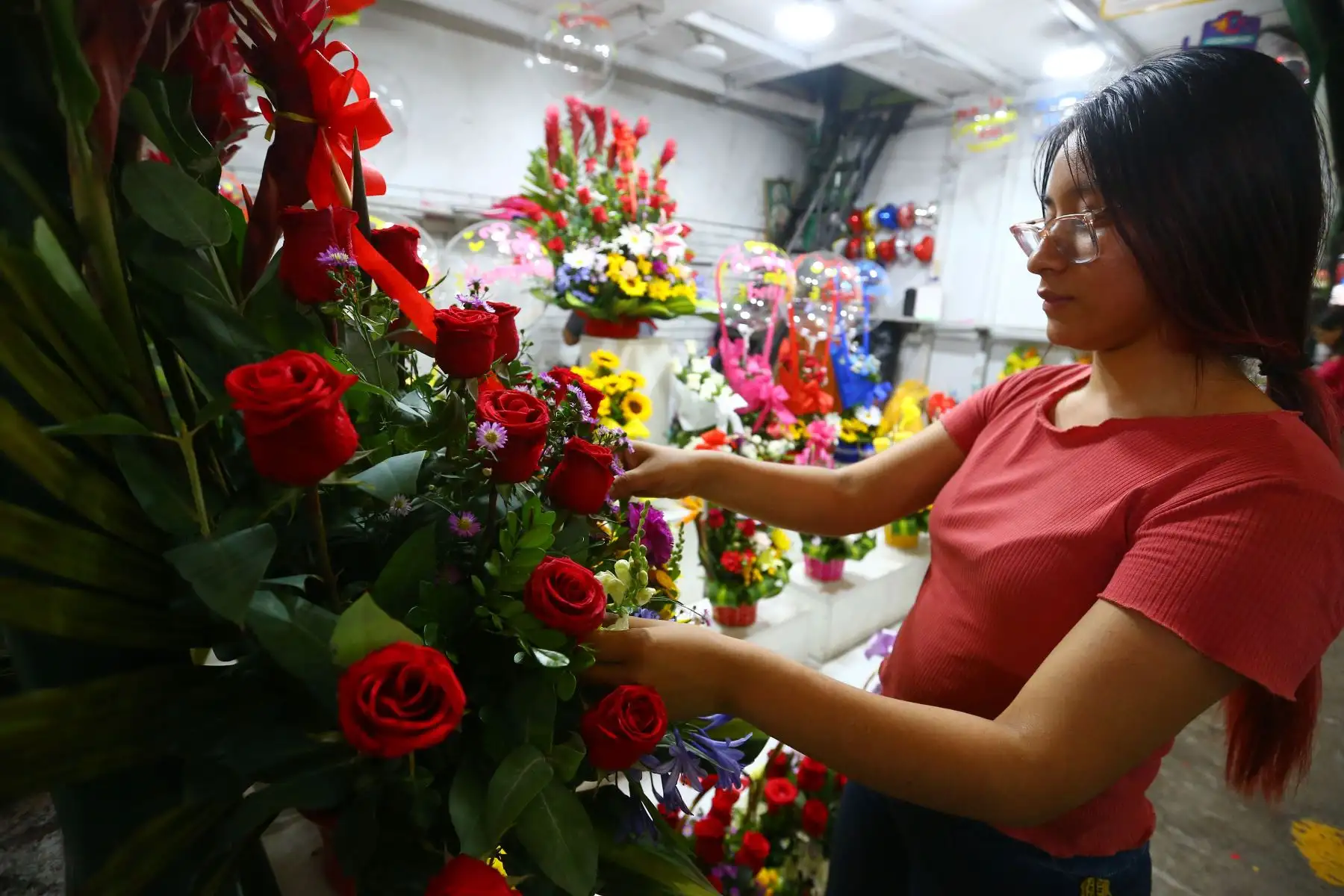 Previo al Día de San Valentín, que se celebra este martes 14 de febrero , ciudadanos asisten al Mercado de Flores y Mercado Central para comprar los regalos y sorpresas para sus parejas y amistades.
Foto: ANDINA/Eddy Ramos