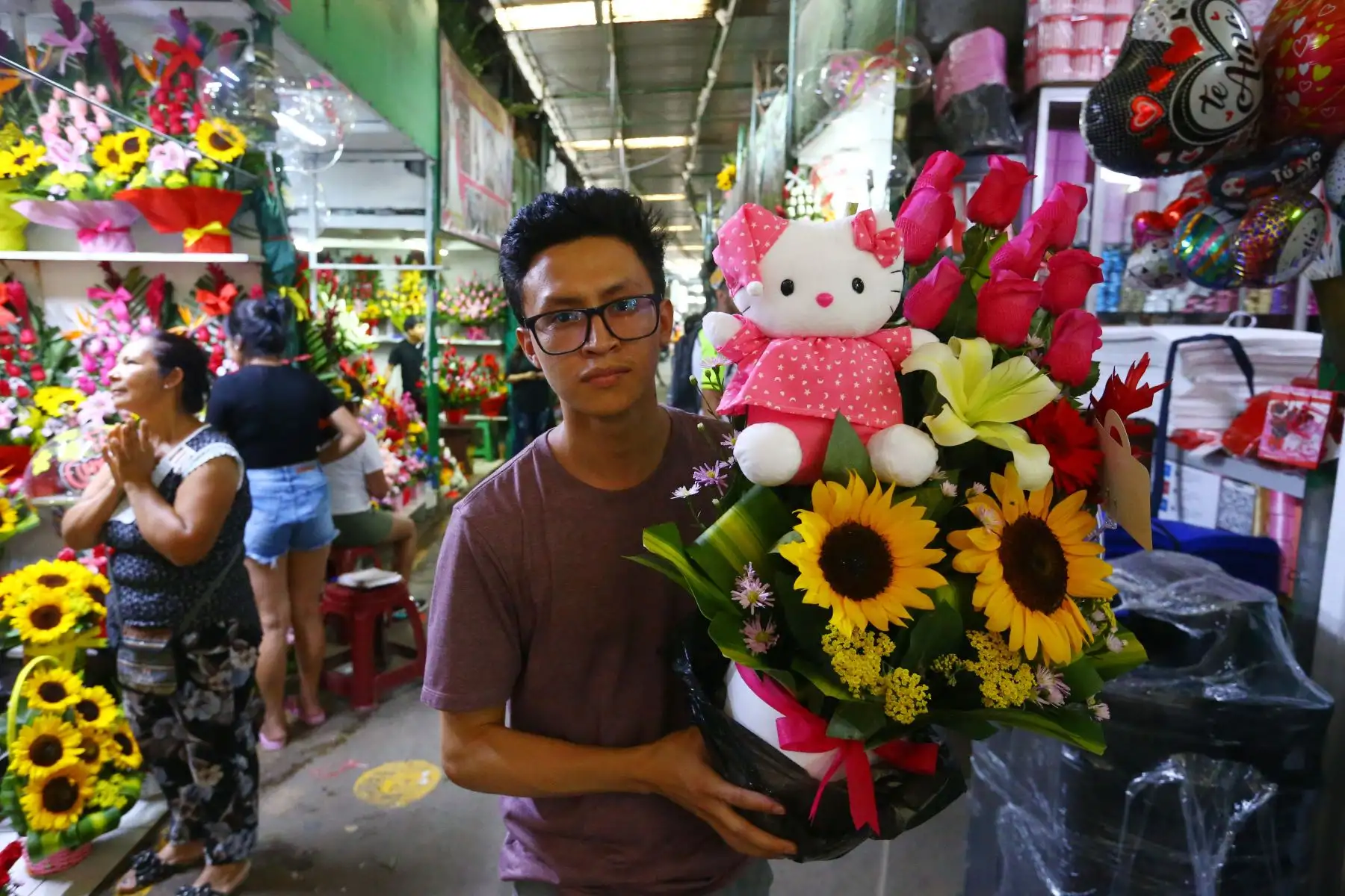Previo al Día de San Valentín, que se celebra este martes 14 de febrero , ciudadanos asisten al Mercado de Flores y Mercado Central para comprar los regalos y sorpresas para sus parejas y amistades.
Foto: ANDINA/Eddy Ramos