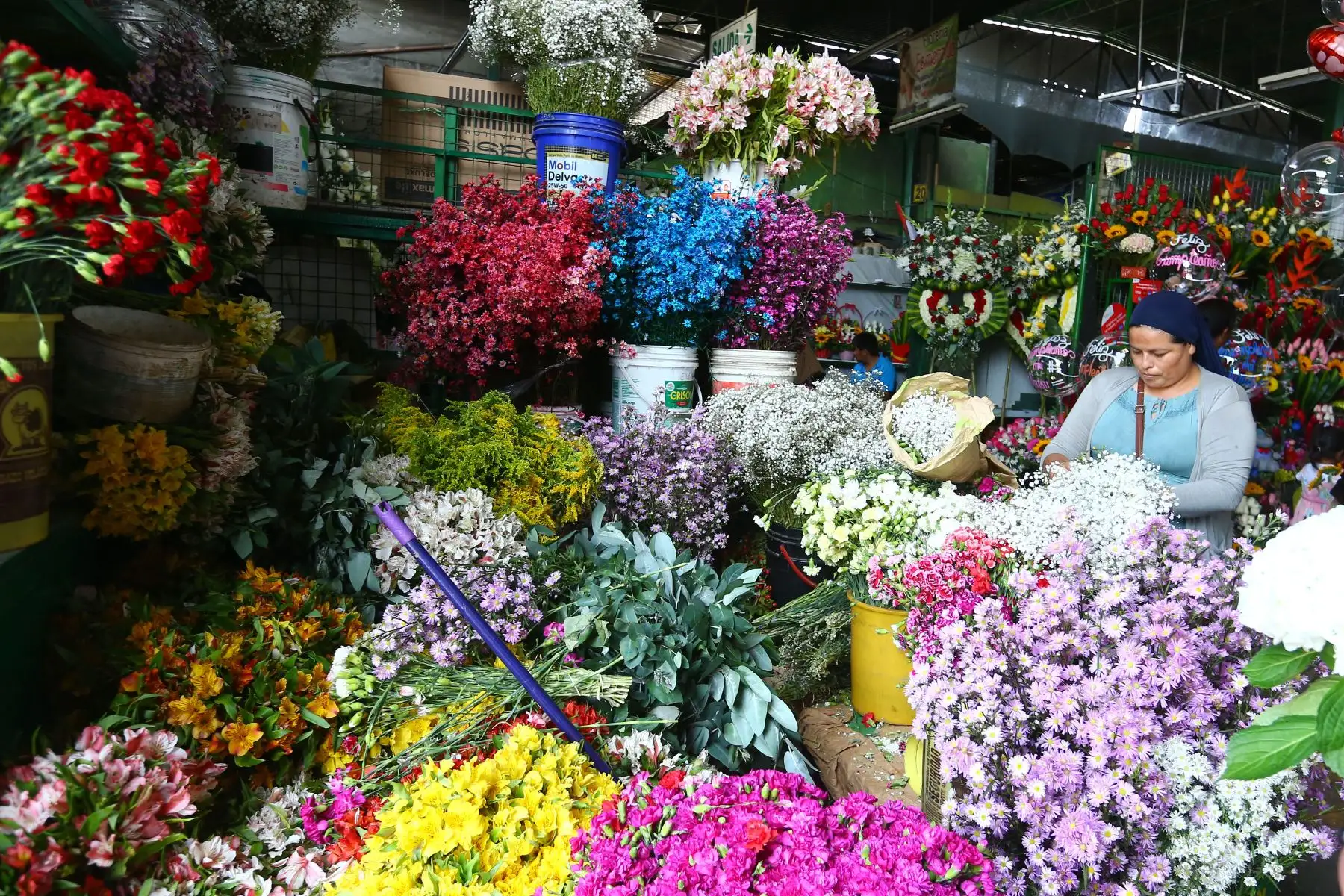 Previo al Día de San Valentín, que se celebra este martes 14 de febrero , ciudadanos asisten al Mercado de Flores y Mercado Central para comprar los regalos y sorpresas para sus parejas y amistades.
Foto: ANDINA/Eddy Ramos