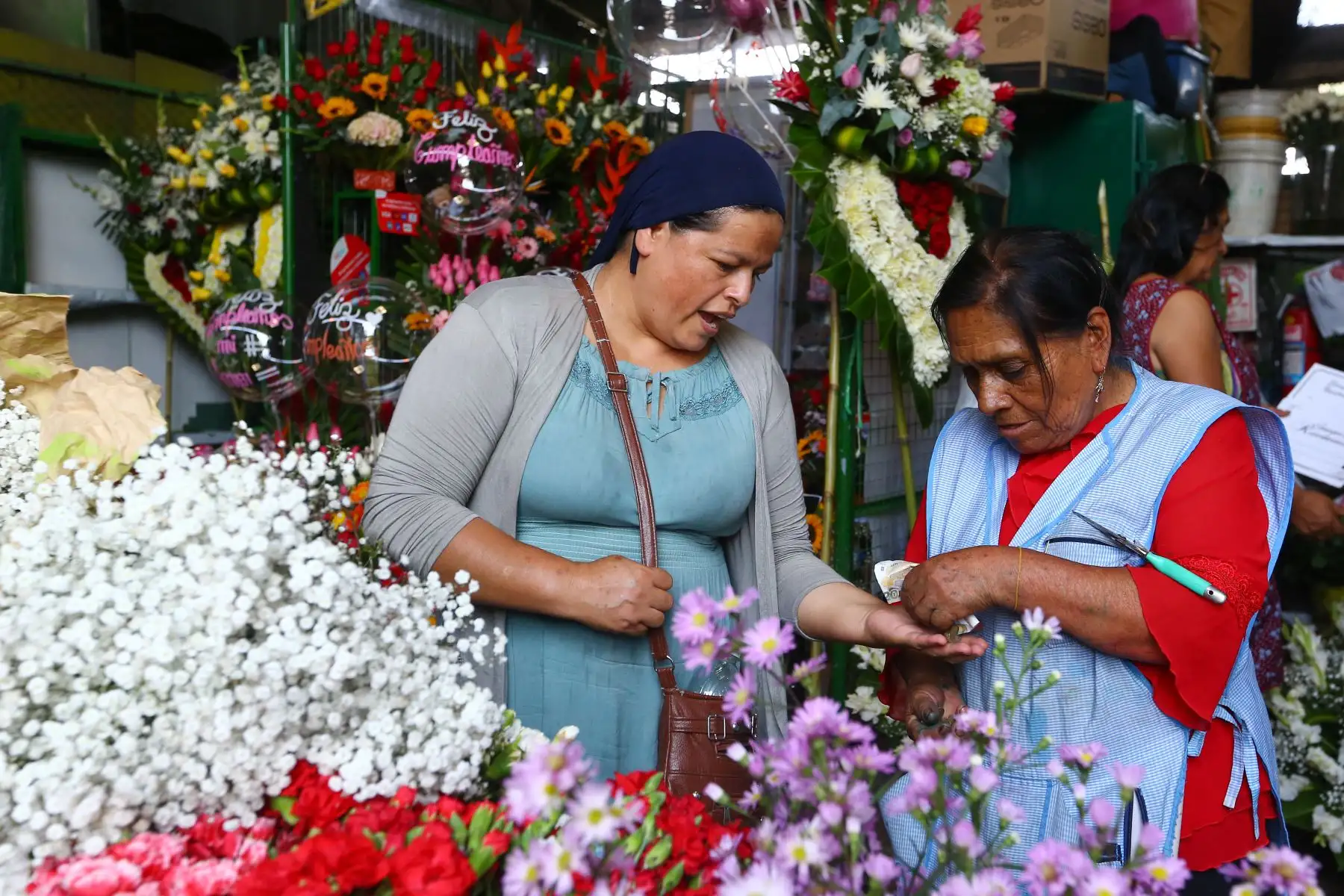 Previo al Día de San Valentín, que se celebra este martes 14 de febrero , ciudadanos asisten al Mercado de Flores y Mercado Central para comprar los regalos y sorpresas para sus parejas y amistades.
Foto: ANDINA/Eddy Ramos