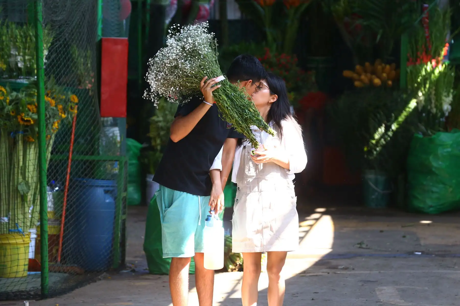 Previo al Día de San Valentín, que se celebra este martes 14 de febrero , ciudadanos asisten al Mercado de Flores y Mercado Central para comprar los regalos y sorpresas para sus parejas y amistades.
Foto: ANDINA/Eddy Ramos