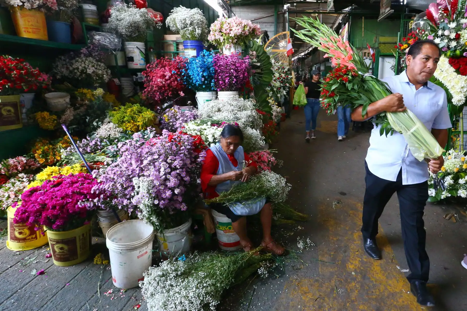 Previo al Día de San Valentín, que se celebra este martes 14 de febrero , ciudadanos asisten al Mercado de Flores y Mercado Central para comprar los regalos y sorpresas para sus parejas y amistades.
Foto: ANDINA/Eddy Ramos