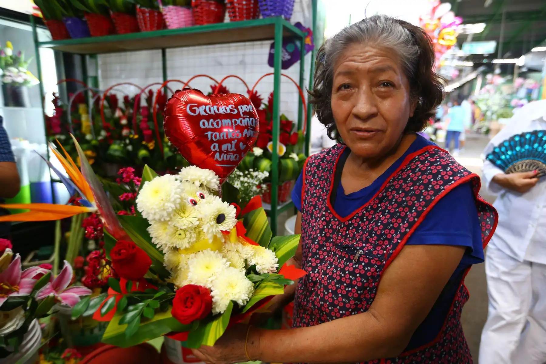 Previo al Día de San Valentín, que se celebra este martes 14 de febrero , ciudadanos asisten al Mercado de Flores y Mercado Central para comprar los regalos y sorpresas para sus parejas y amistades.
Foto: ANDINA/Eddy Ramos