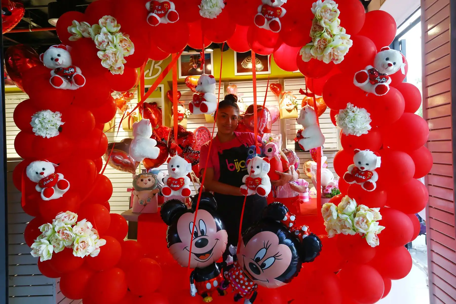 Previo al Día de San Valentín, que se celebra este martes 14 de febrero , ciudadanos asisten al Mercado de Flores y Mercado Central para comprar los regalos y sorpresas para sus parejas y amistades.
Foto: ANDINA/Eddy Ramos