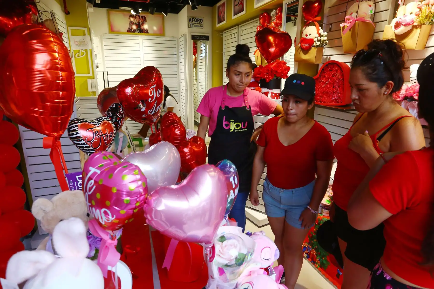 Previo al Día de San Valentín, que se celebra este martes 14 de febrero , ciudadanos asisten al Mercado de Flores y Mercado Central para comprar los regalos y sorpresas para sus parejas y amistades.
Foto: ANDINA/Eddy Ramos