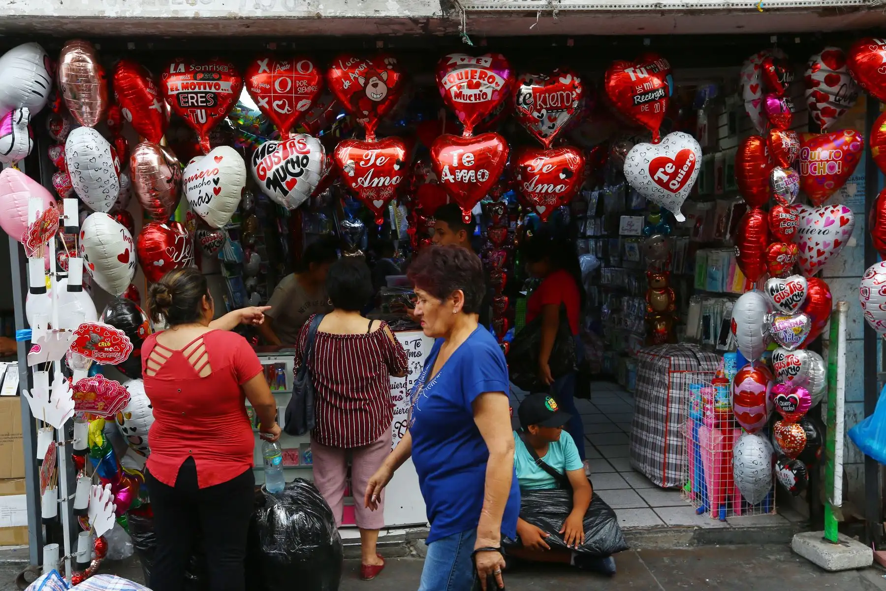 Previo al Día de San Valentín, que se celebra este martes 14 de febrero , ciudadanos asisten al Mercado de Flores y Mercado Central para comprar los regalos y sorpresas para sus parejas y amistades.
Foto: ANDINA/Eddy Ramos